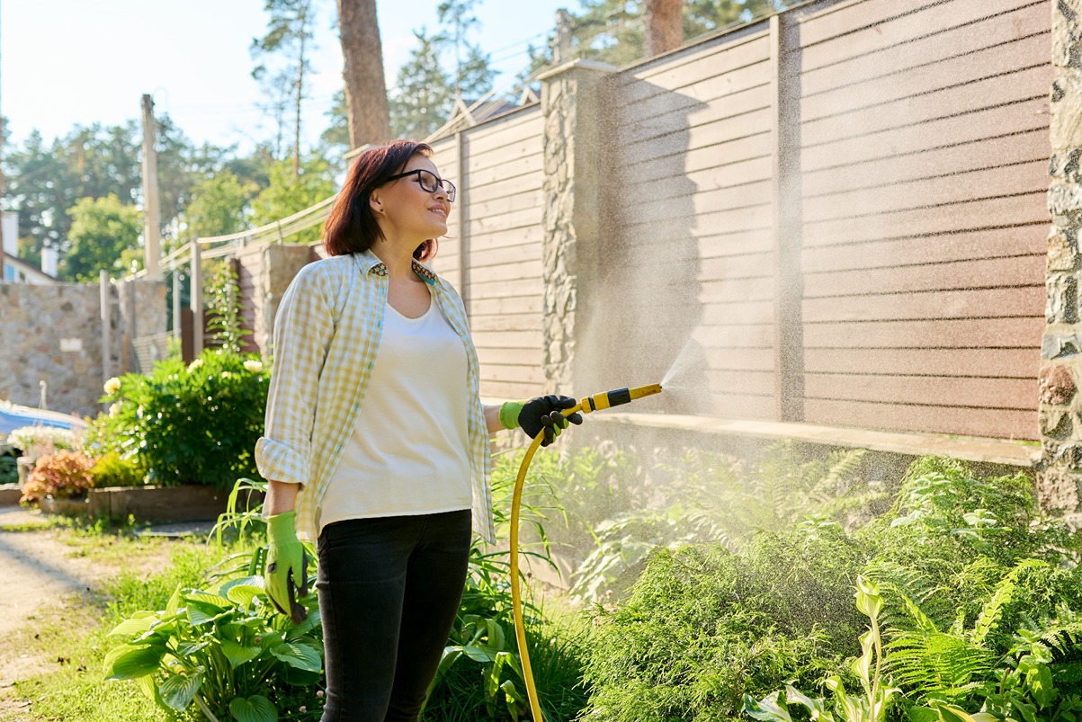 How to Clean Vinyl Fence Surfaces the Right Way in the PNW