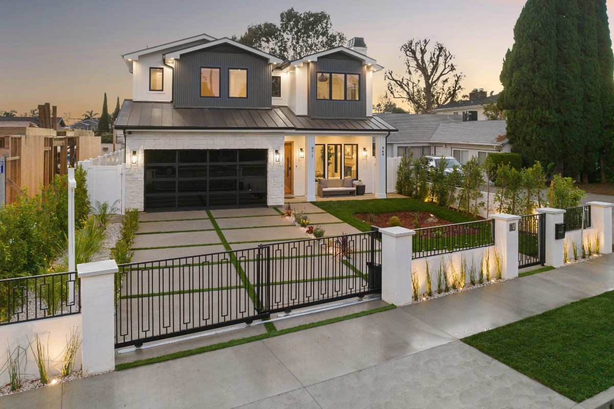 Ornamental iron fence idea for a Bellevue home front entry