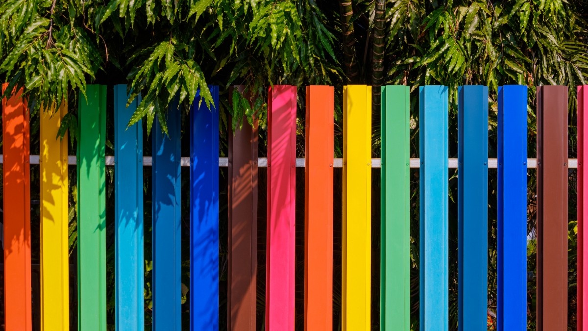 Vinyl fence colors for Pacific Northwest homes 
