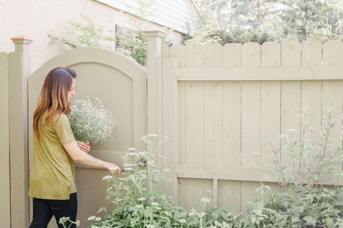 tan vinyl fence in the backyard of home.