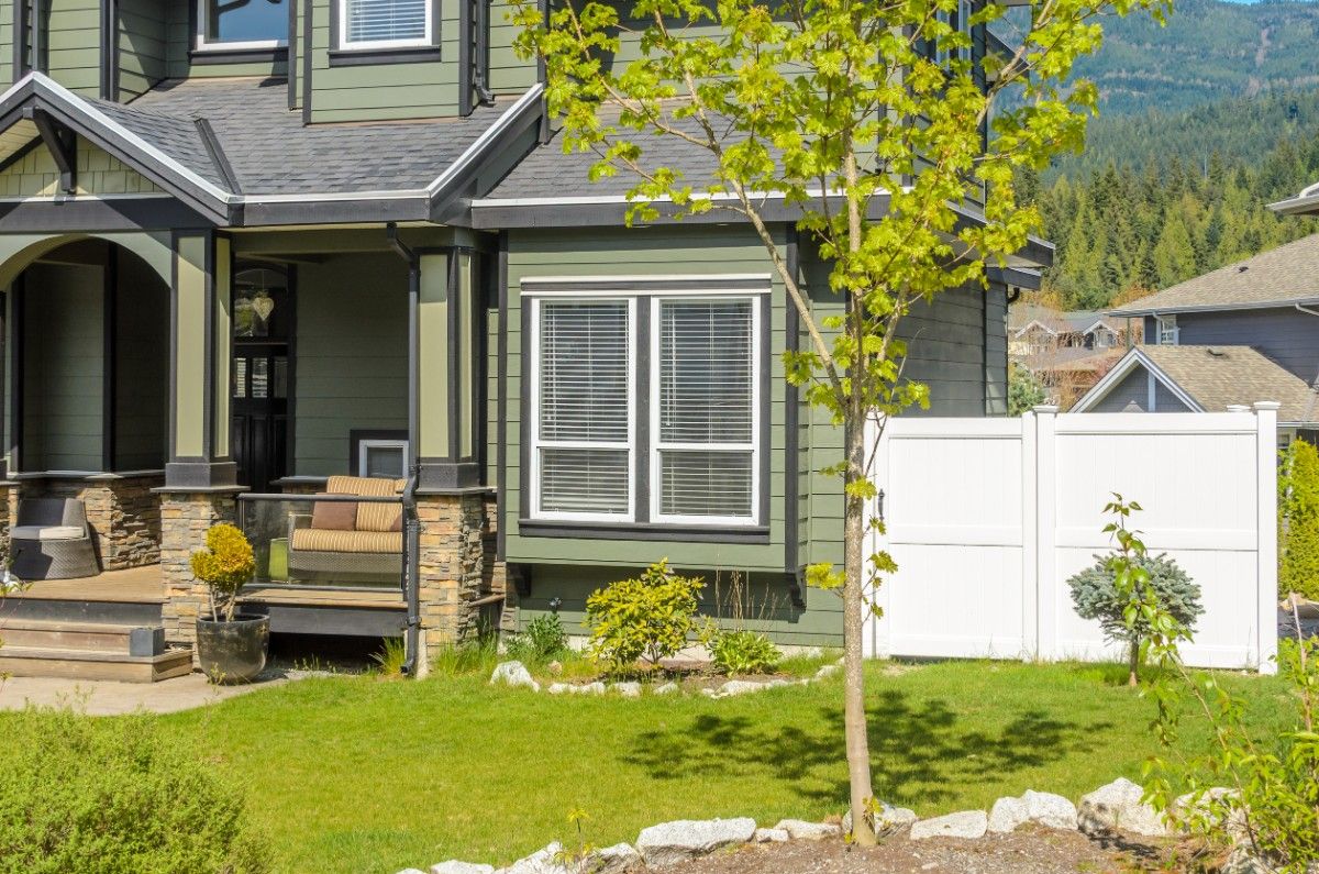 Vinyl fence installed in front of PNW home