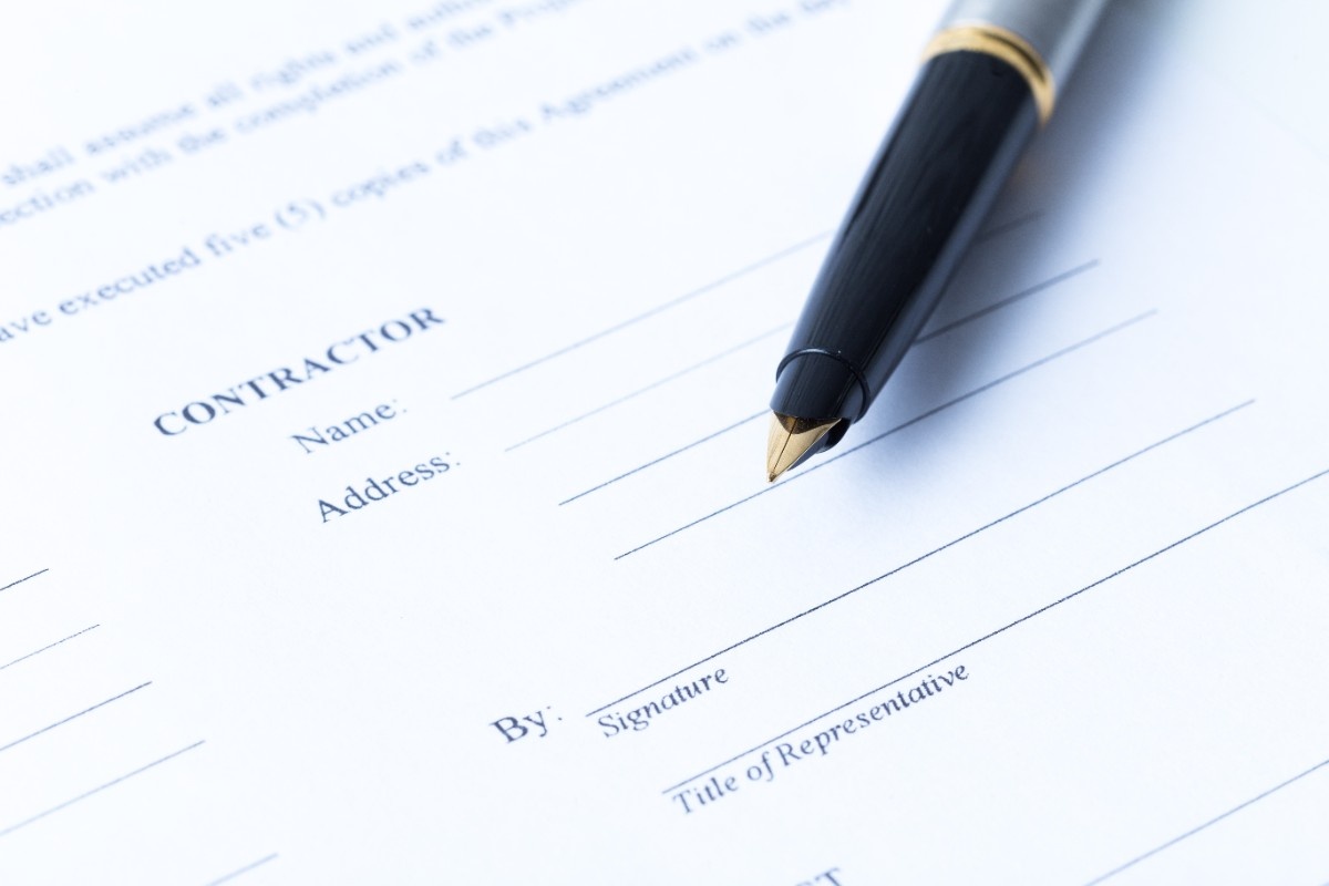 Contractor agreement paper for a wooden fence installation in Bellevue