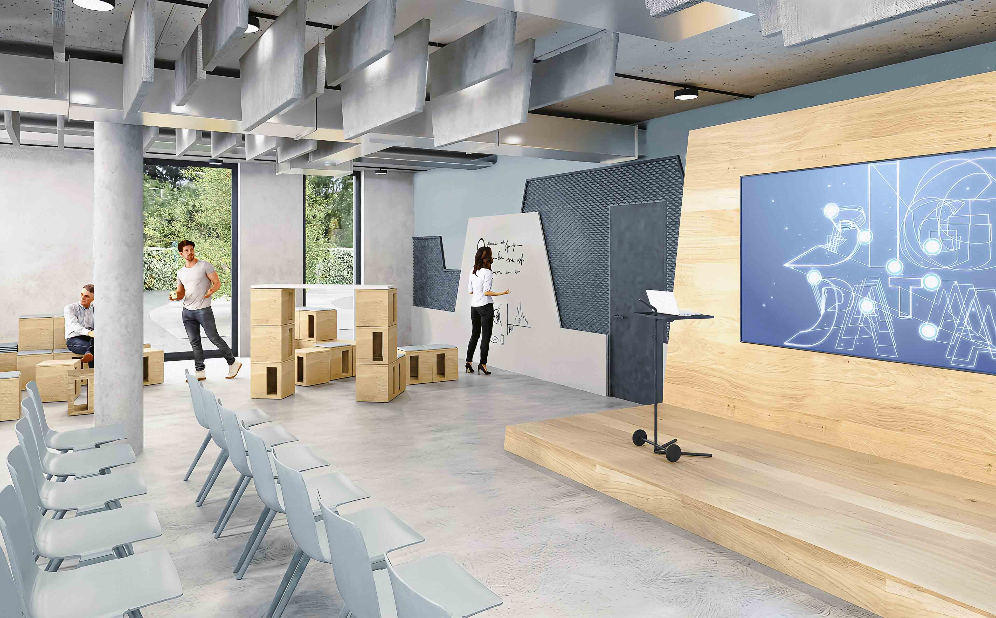 Moderner Seminarraum mit Stühlen, Holzmöbeln, einer kleinen Bühne mit Bildschirm und drei Personen, von denen eine an eine Schreibwand zeichnet.