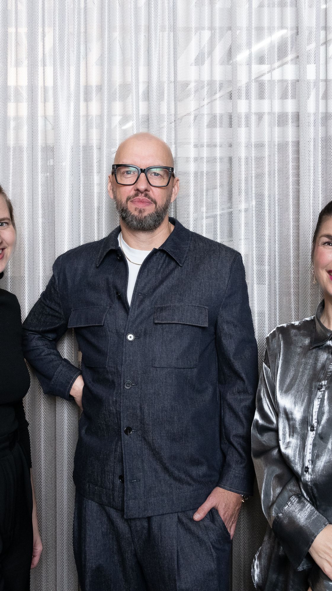 Das Team von bkp in einer Werkshalle auf dem Weg, die Welt besser zu machen