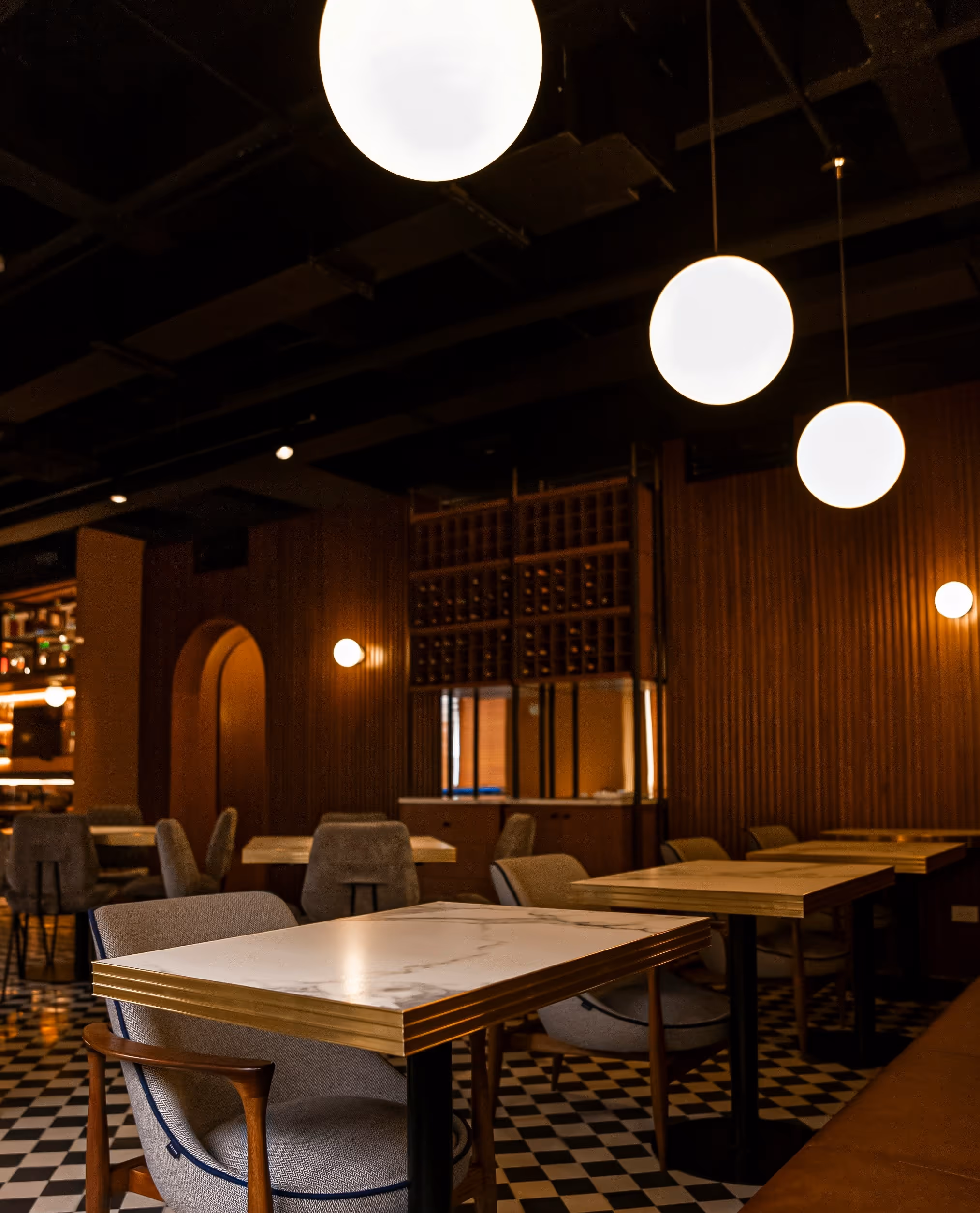 Restaurant équipé de luminaire hublot led