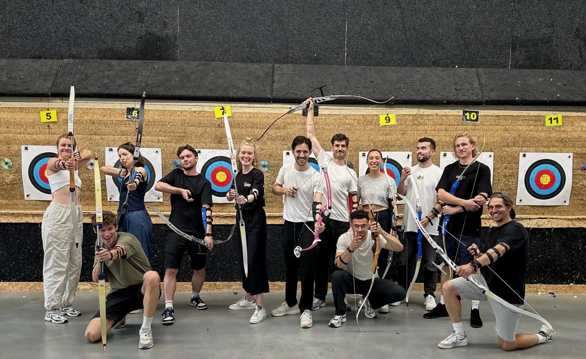 Ons team tijdens het boogschieten.