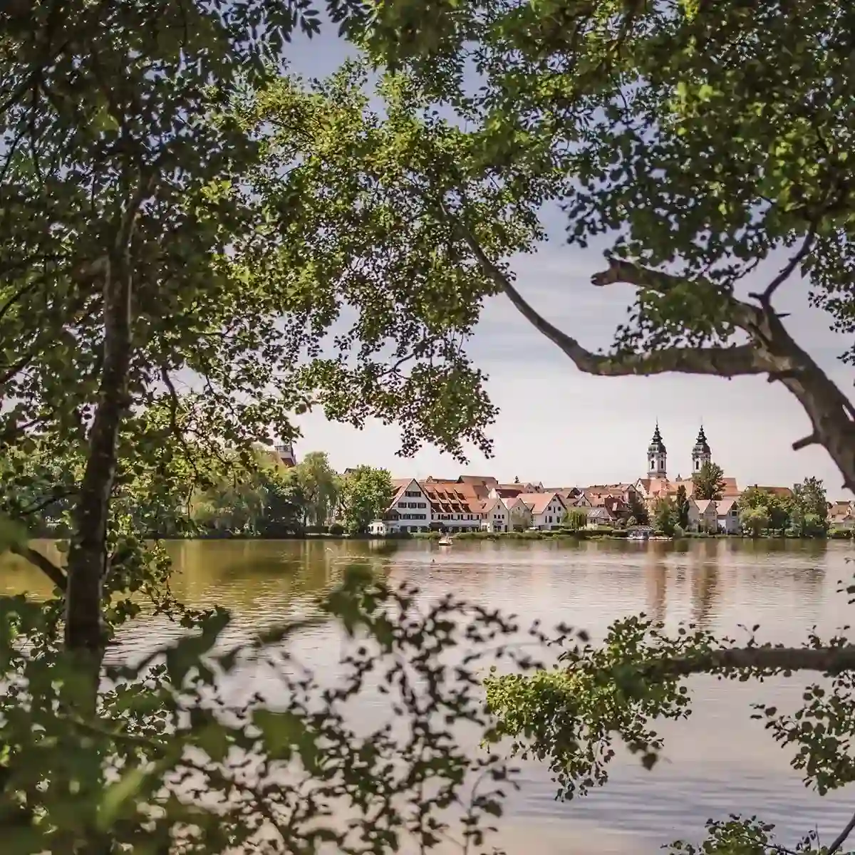 Blick über den See auf die Klinik Bad Waldsee