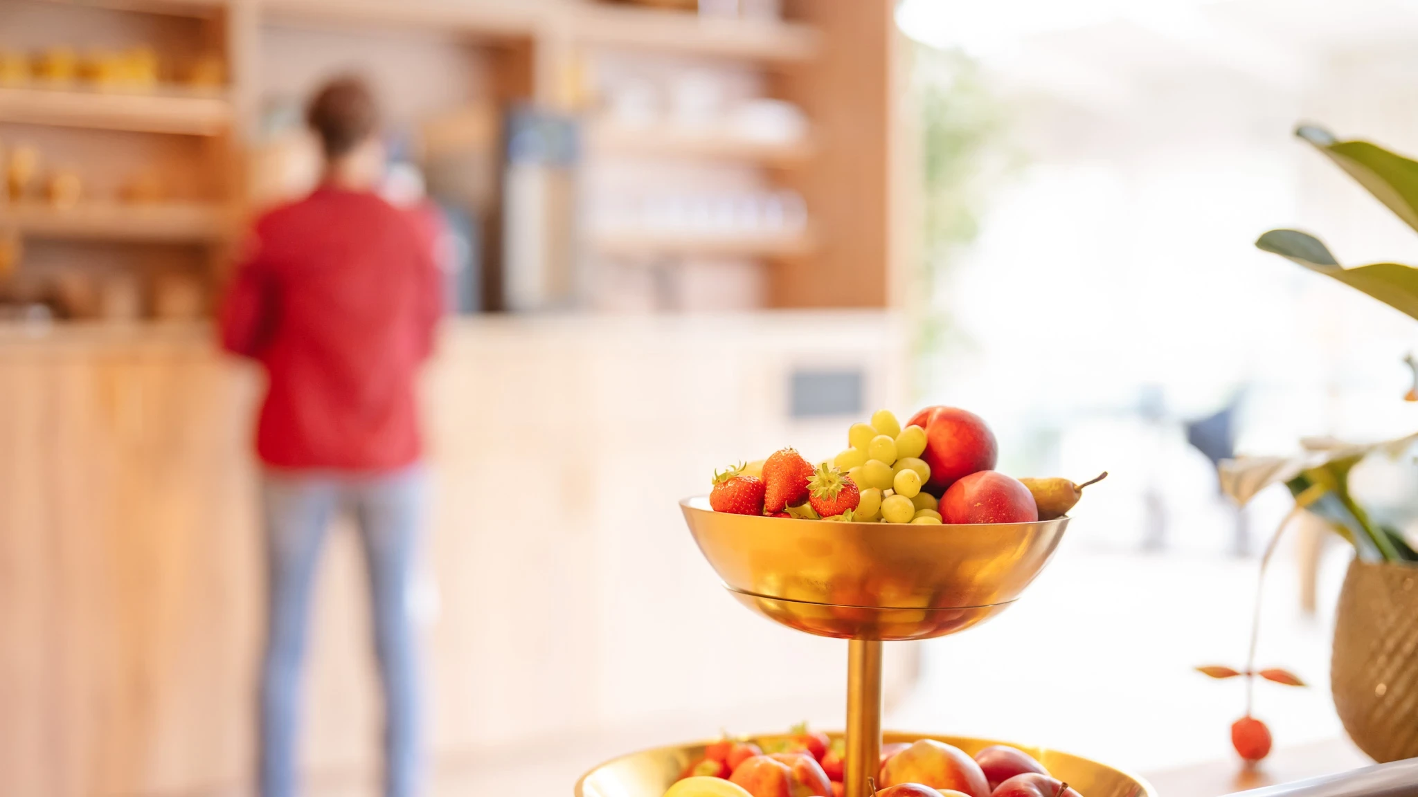 Eine Etagere mit frischem Obst, im Hintergrund ist eine Vitalbar zu sehen.