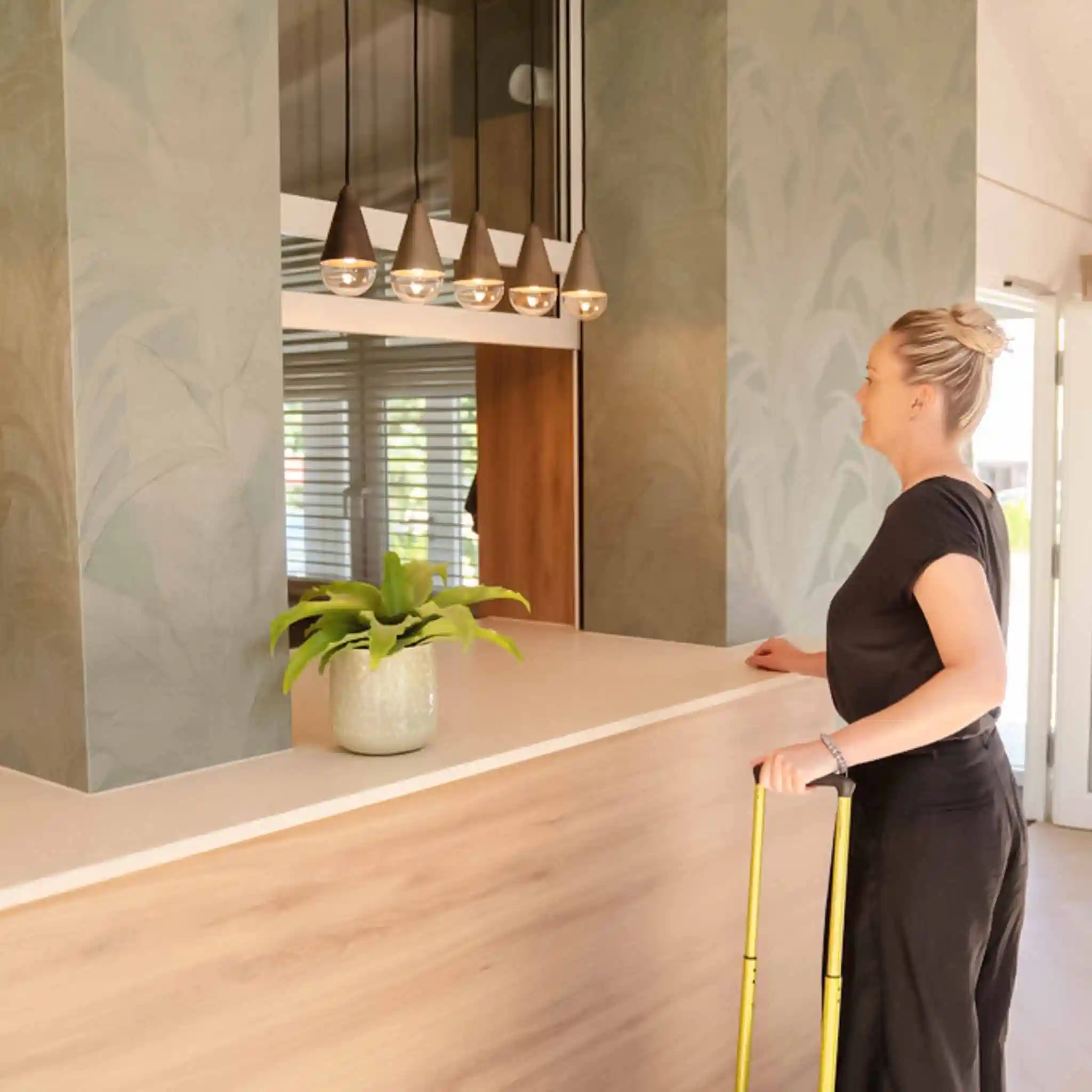 Eine Patientin bei der Ankunft an der Rezeption