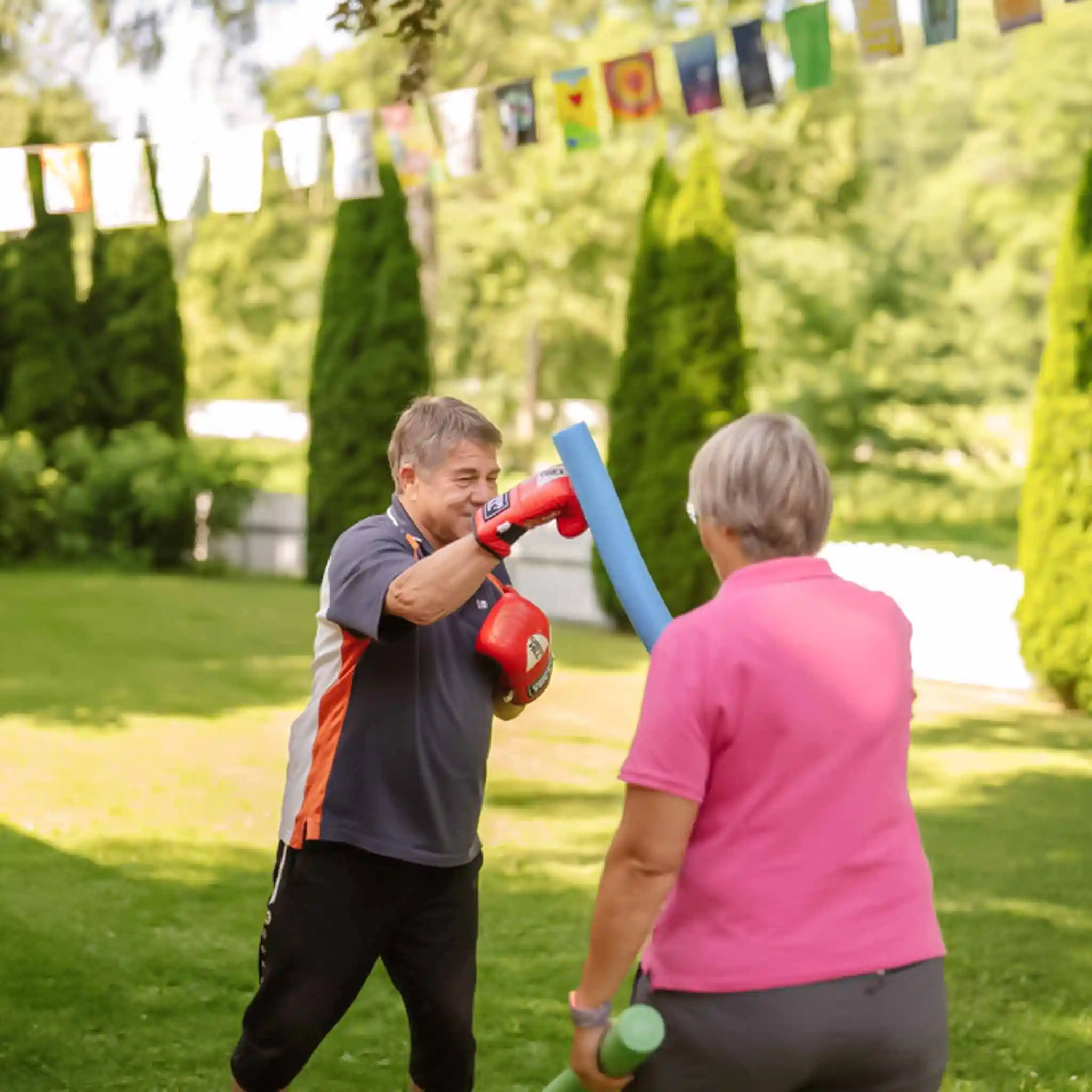 Ein Patient und seine Therapeutin bei therapeutischen Boxen.