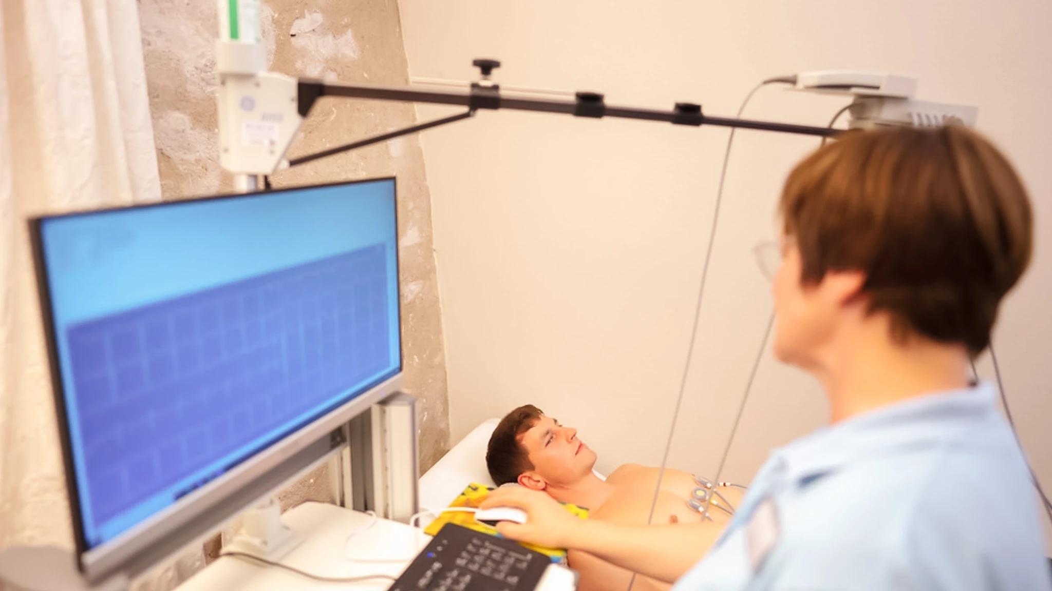 Eine Ärztin wertet die Ergebnisse der medizinischen Untersuchung eines Patienten am Computer aus.