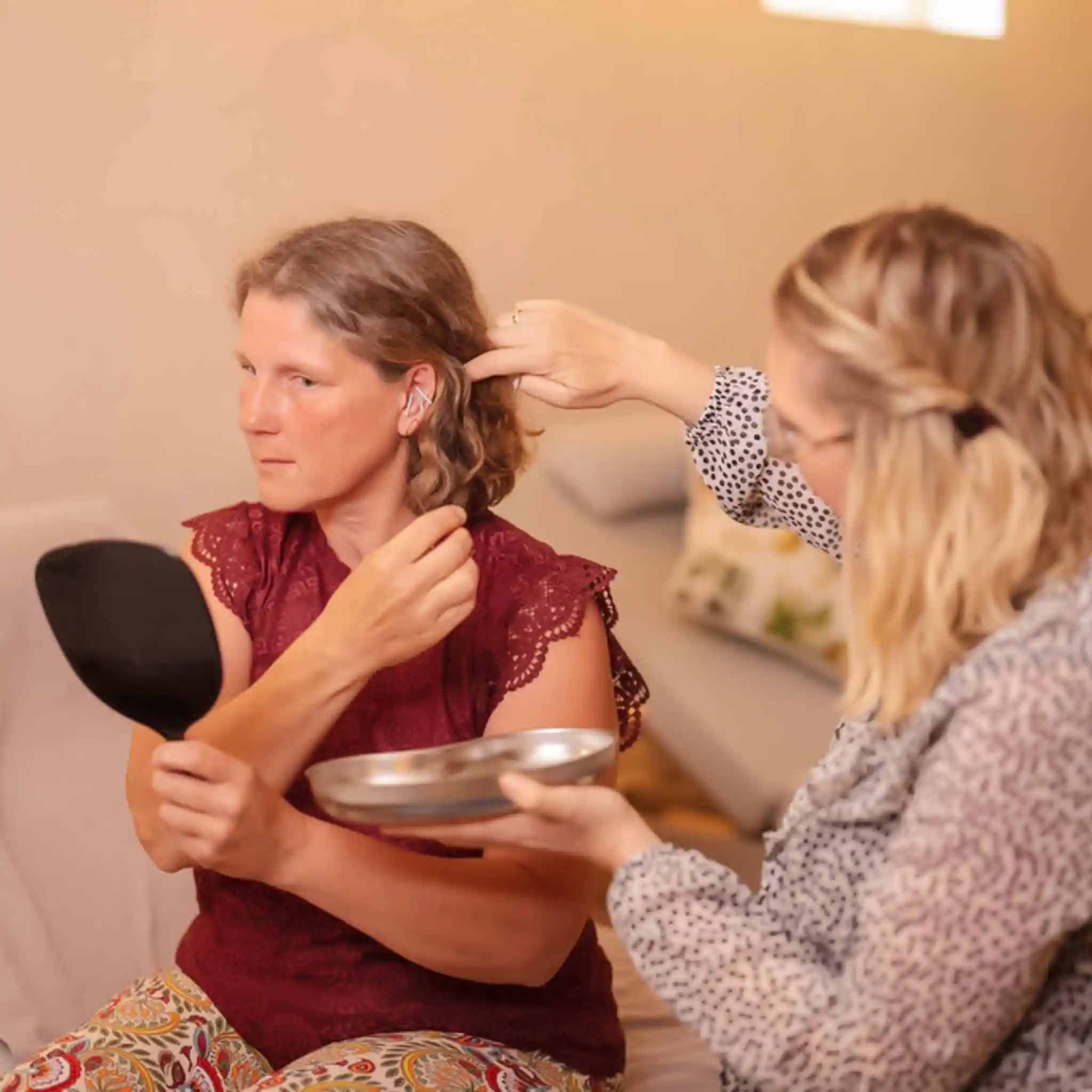 Eine Patientin erhält eine Akupunkturbehandlung.