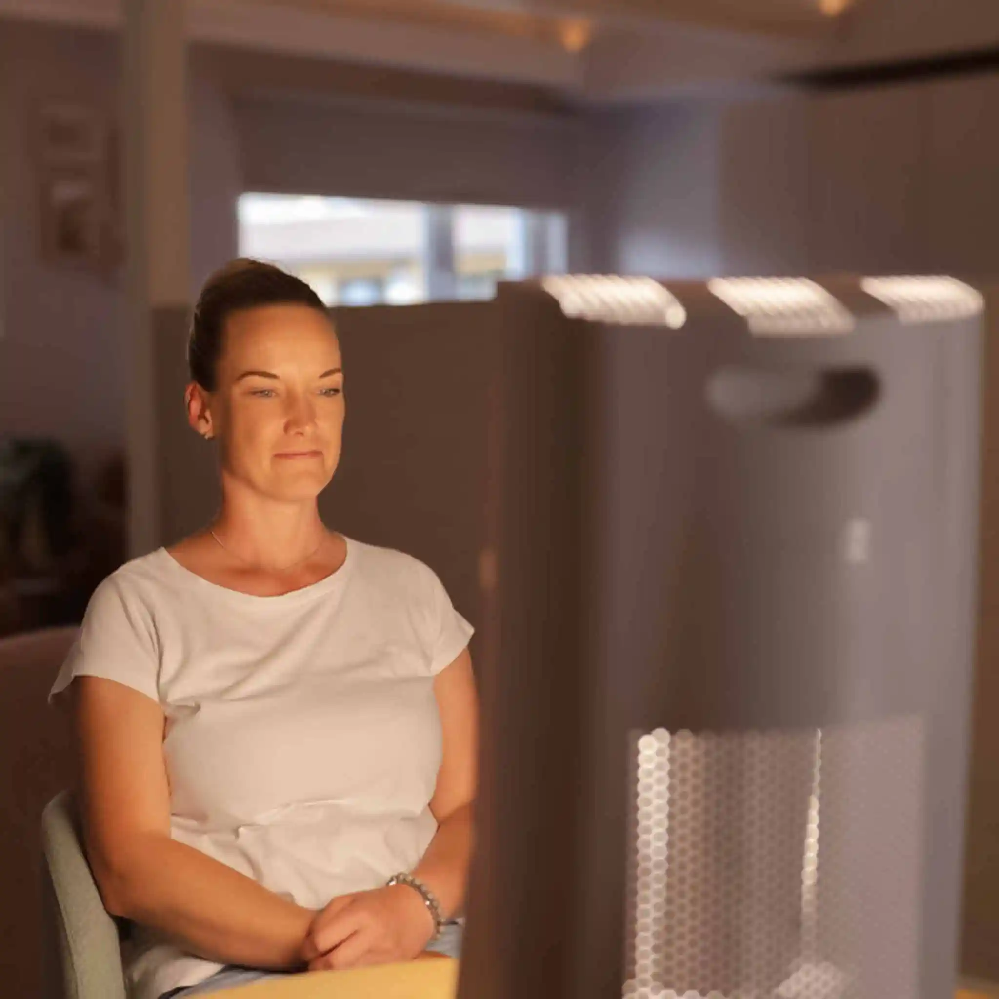 Eine Patientin erhält eine Lichttherapie