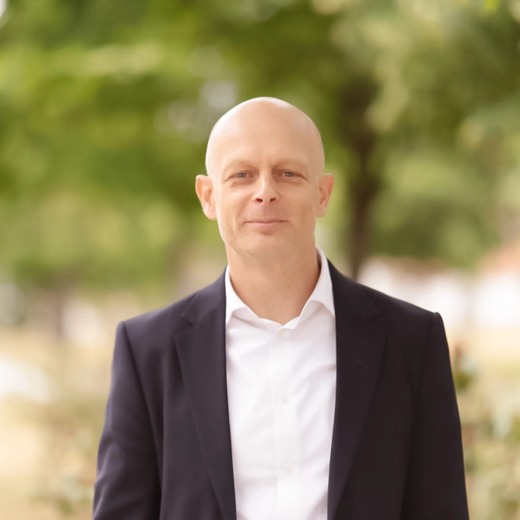 Ein Porträt des Psychotherapeuten Sascha Fischer.