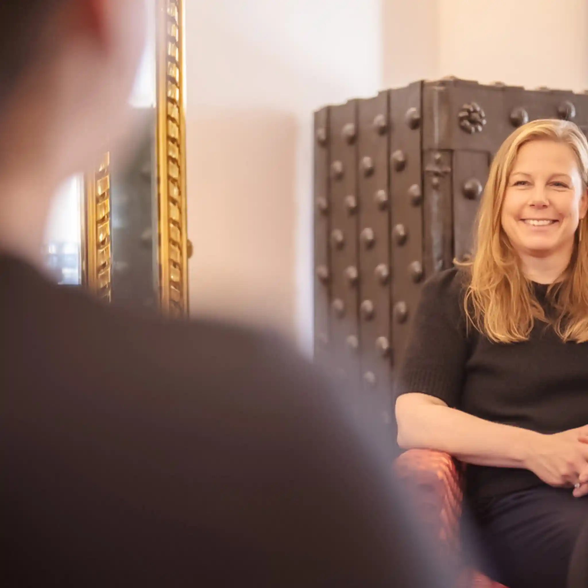 Eine Patientin und eine Therapeutin im Einzeltherapiegespräch