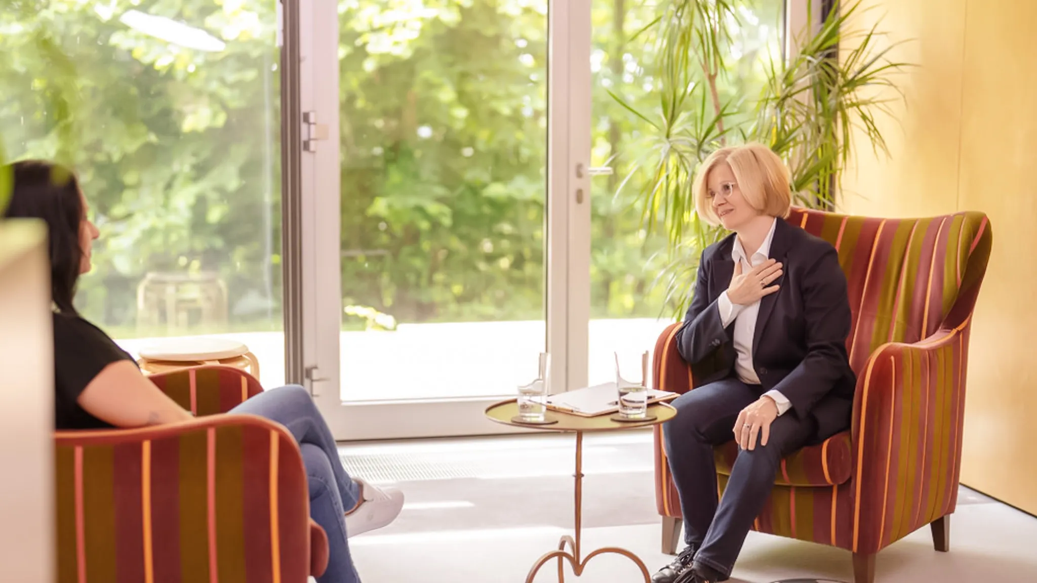 Eine Ärztin und eine Therapeutin in einer Einzeltherapiesitzung