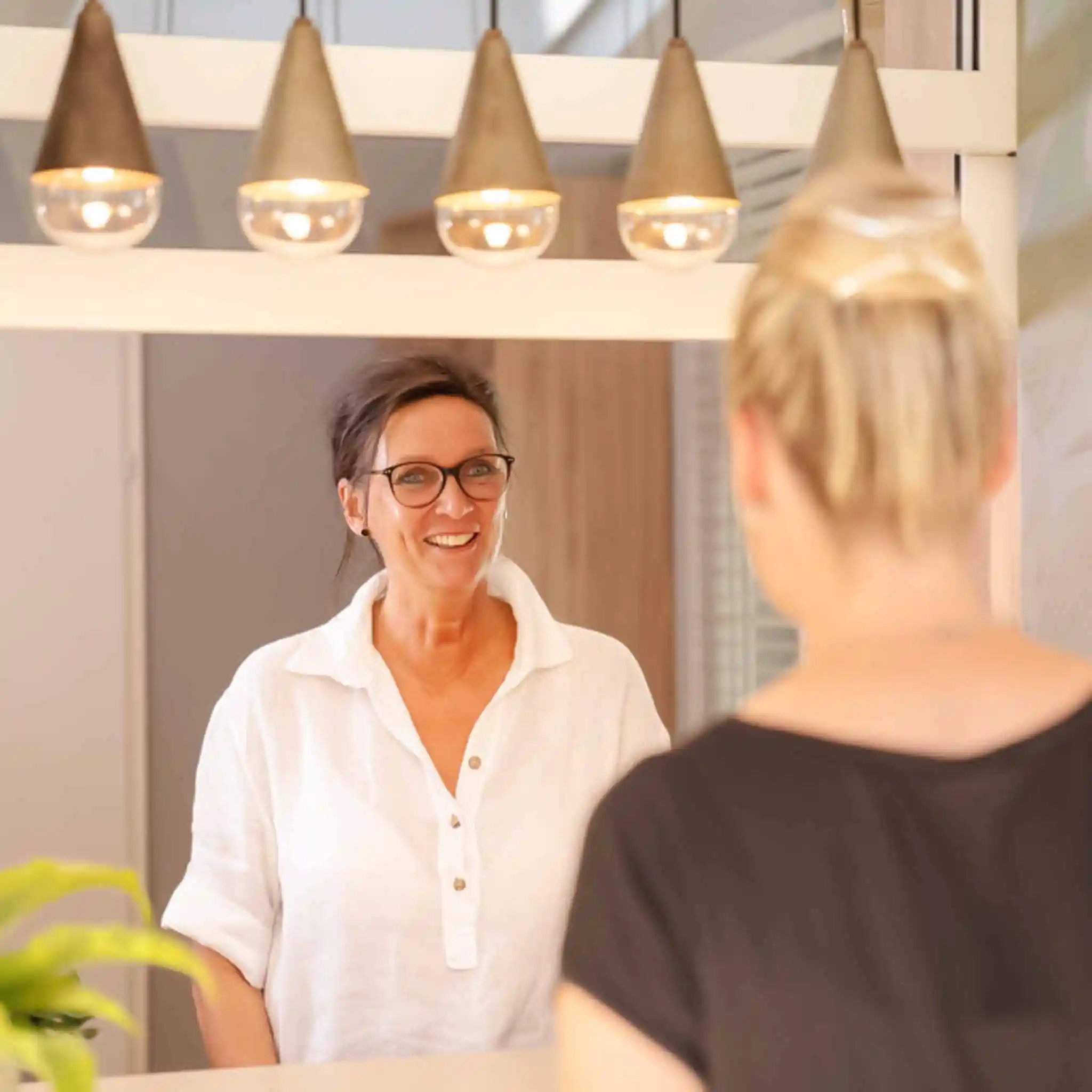 Eine Patientenmanagerin nimmt eine neue Patientin in Empfang