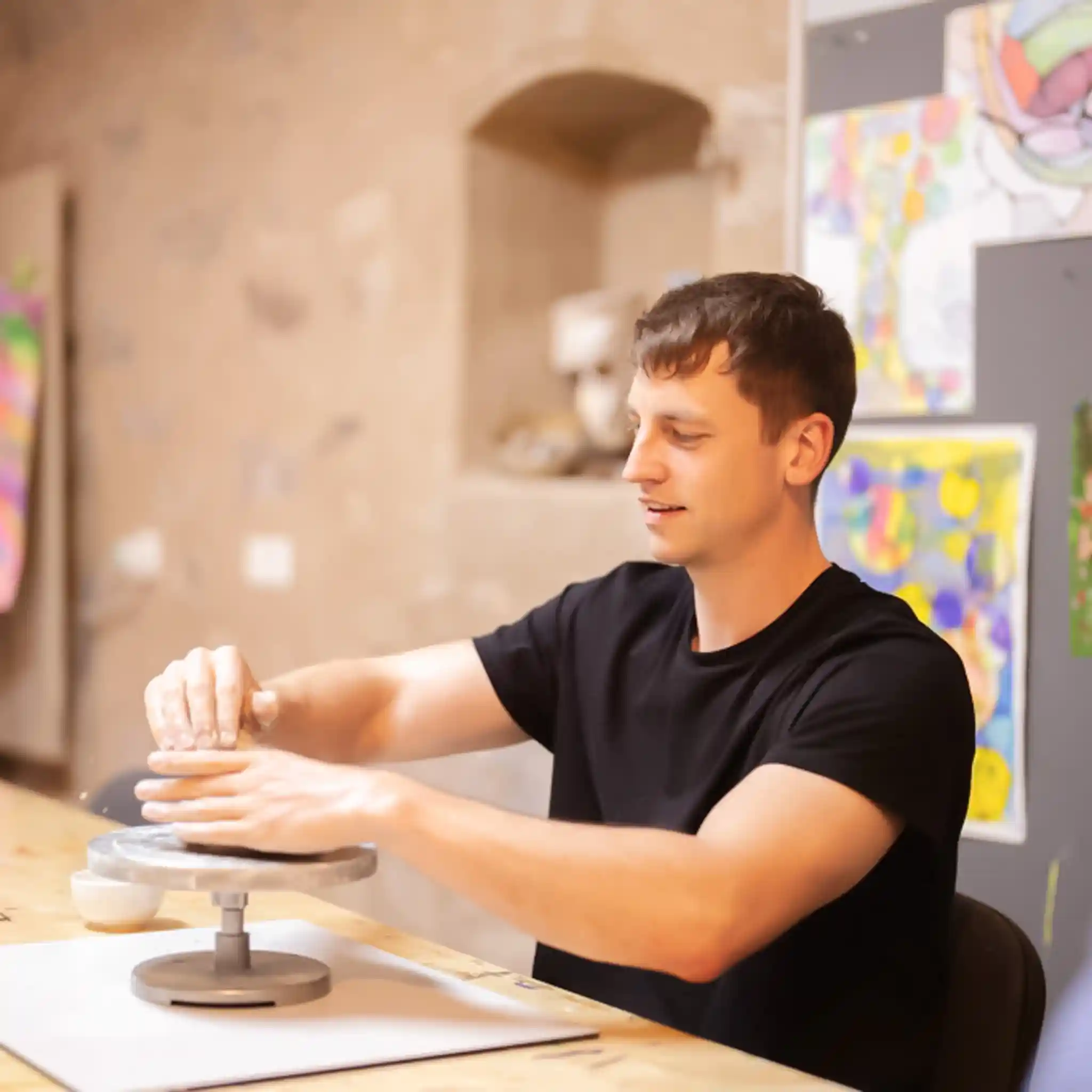 Ein Patient arbeitet im Rahmen der Kunsttherapie an einem Projekt.