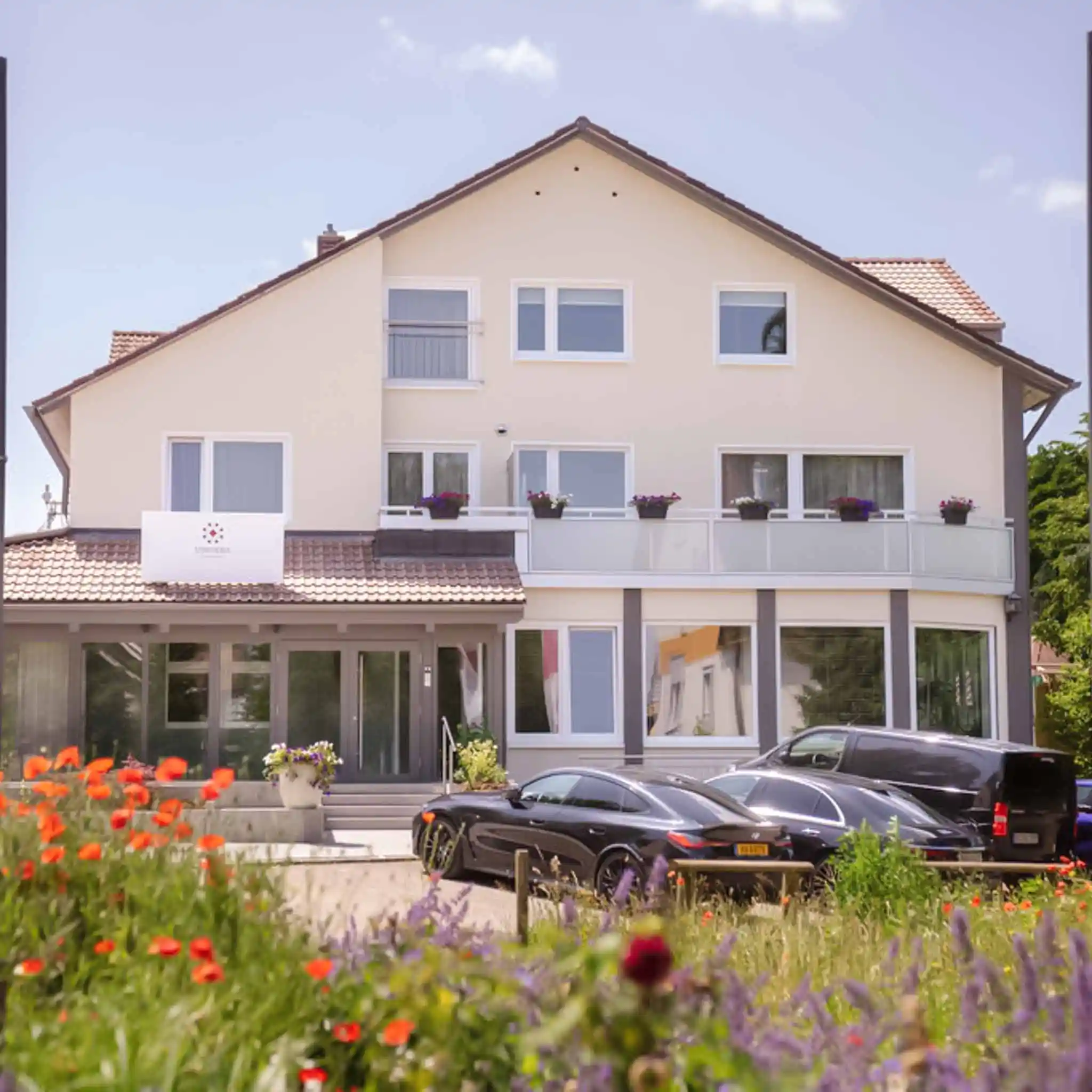 Eine Frontalaufnahme der Vincera Klinik Bad Waldsee