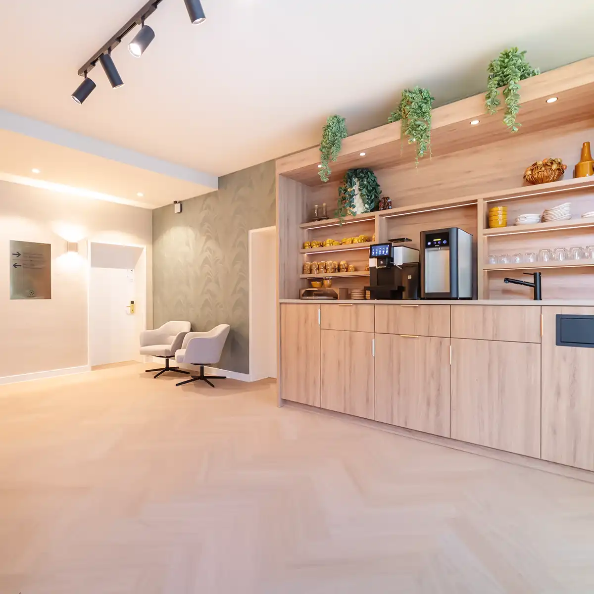 Eine Bar mit Kaffeemaschine, Gläsern und Obst