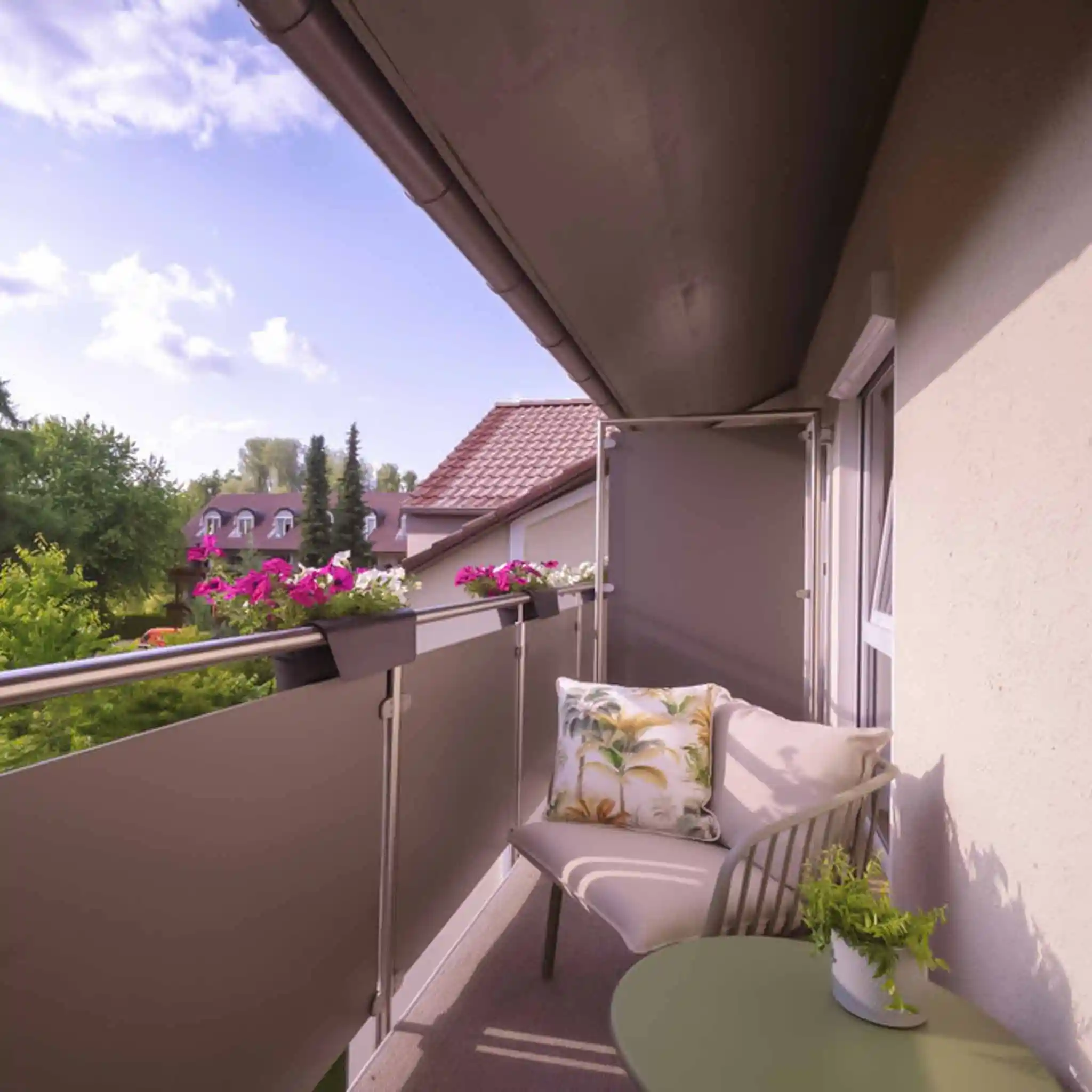 Balkon mit einem Sessel und einem Beistelltisch