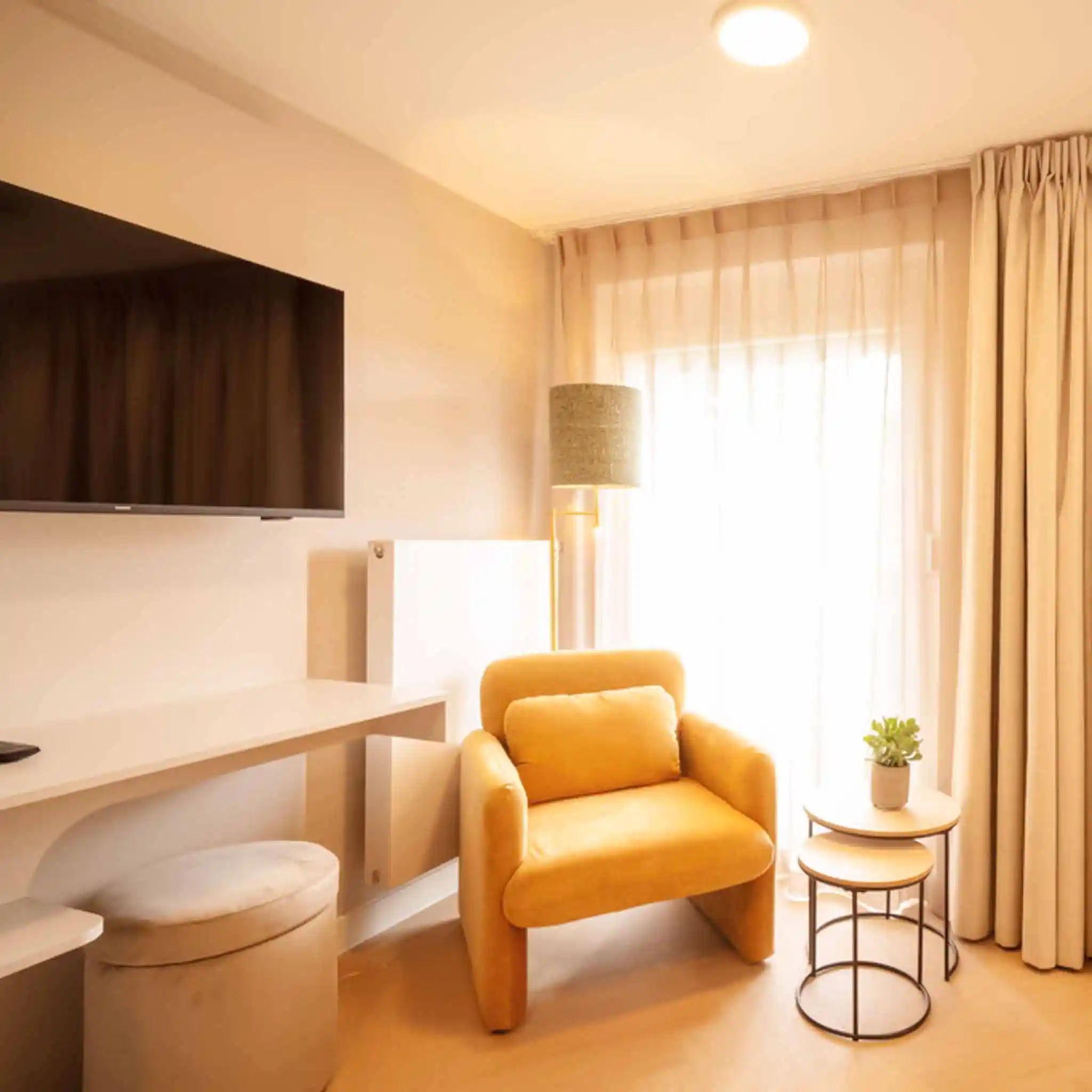 Sitzecke mit Fernseher in einem Patientenzimmer