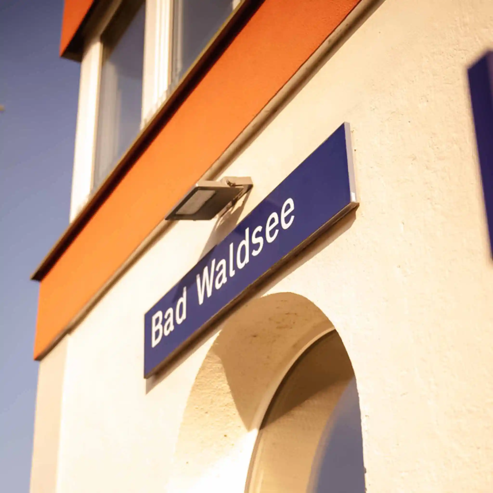 Ortsschild von Bad Waldsee am Bahnhof