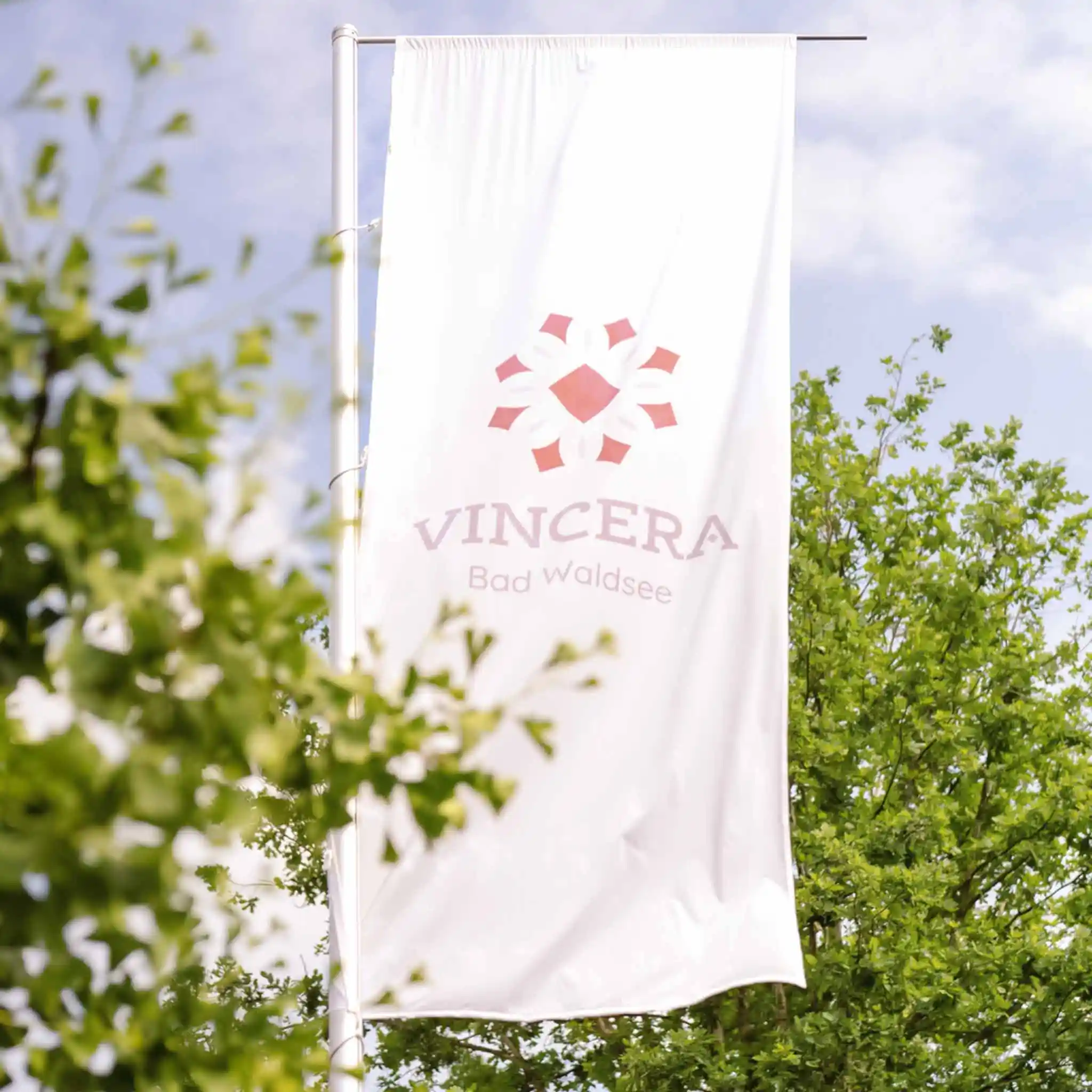 Fahne mit dem Logo der Vincera Klinik Bad Waldsee