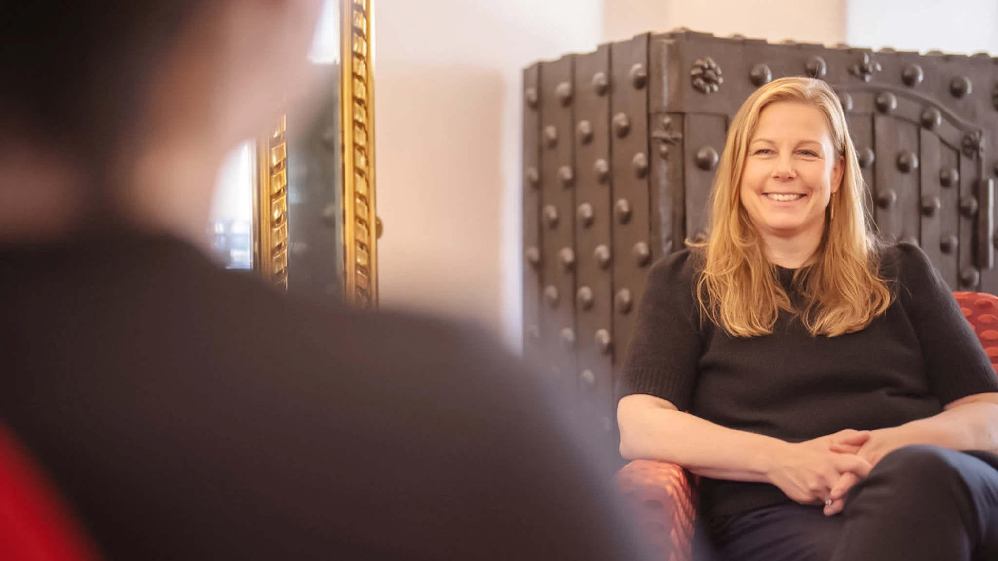 Eine lachende Therapeutin im Therapiegespräch