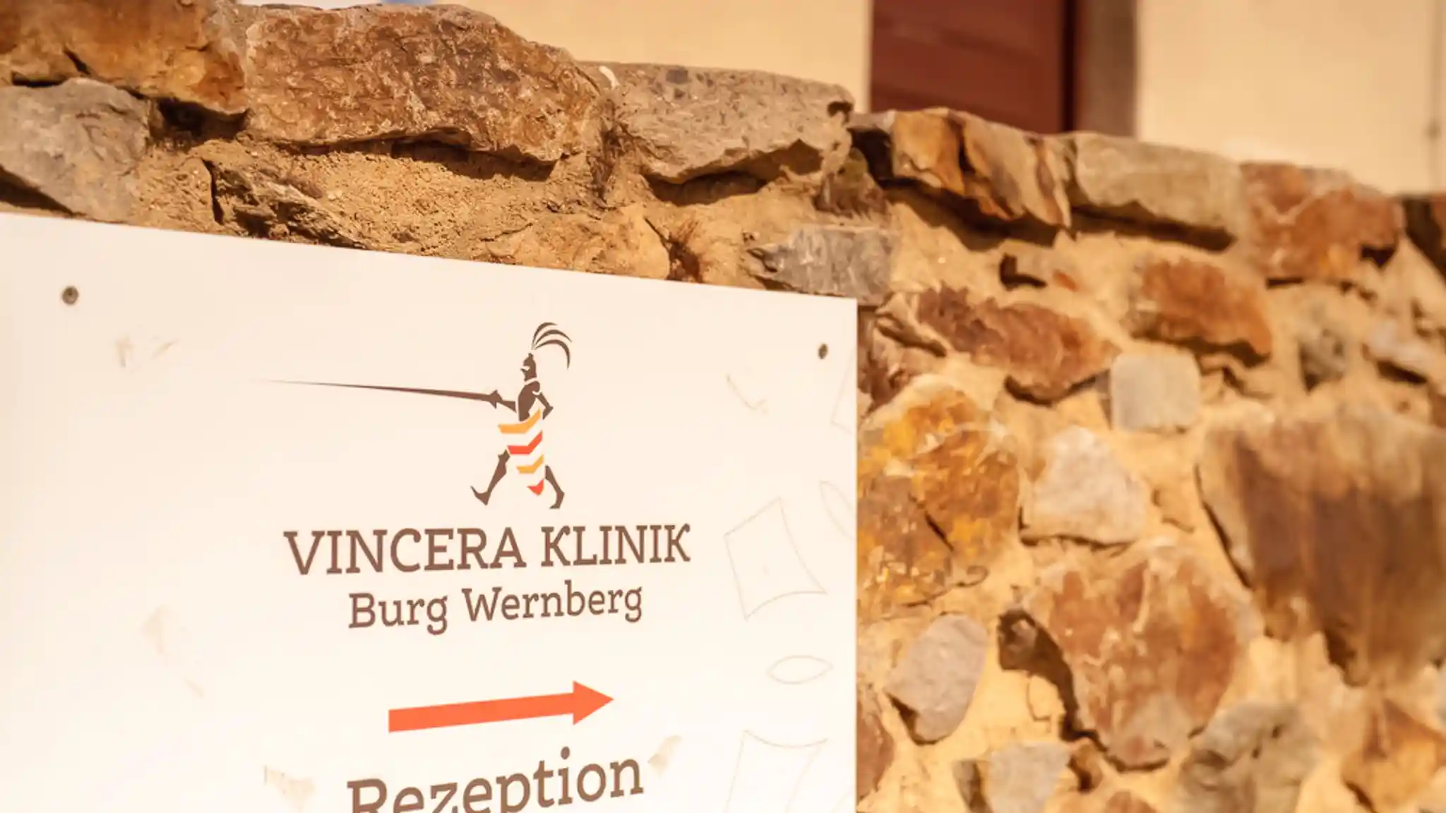 Ein Schild zur Rezeption der Vincera Klinik Burg Wernberg