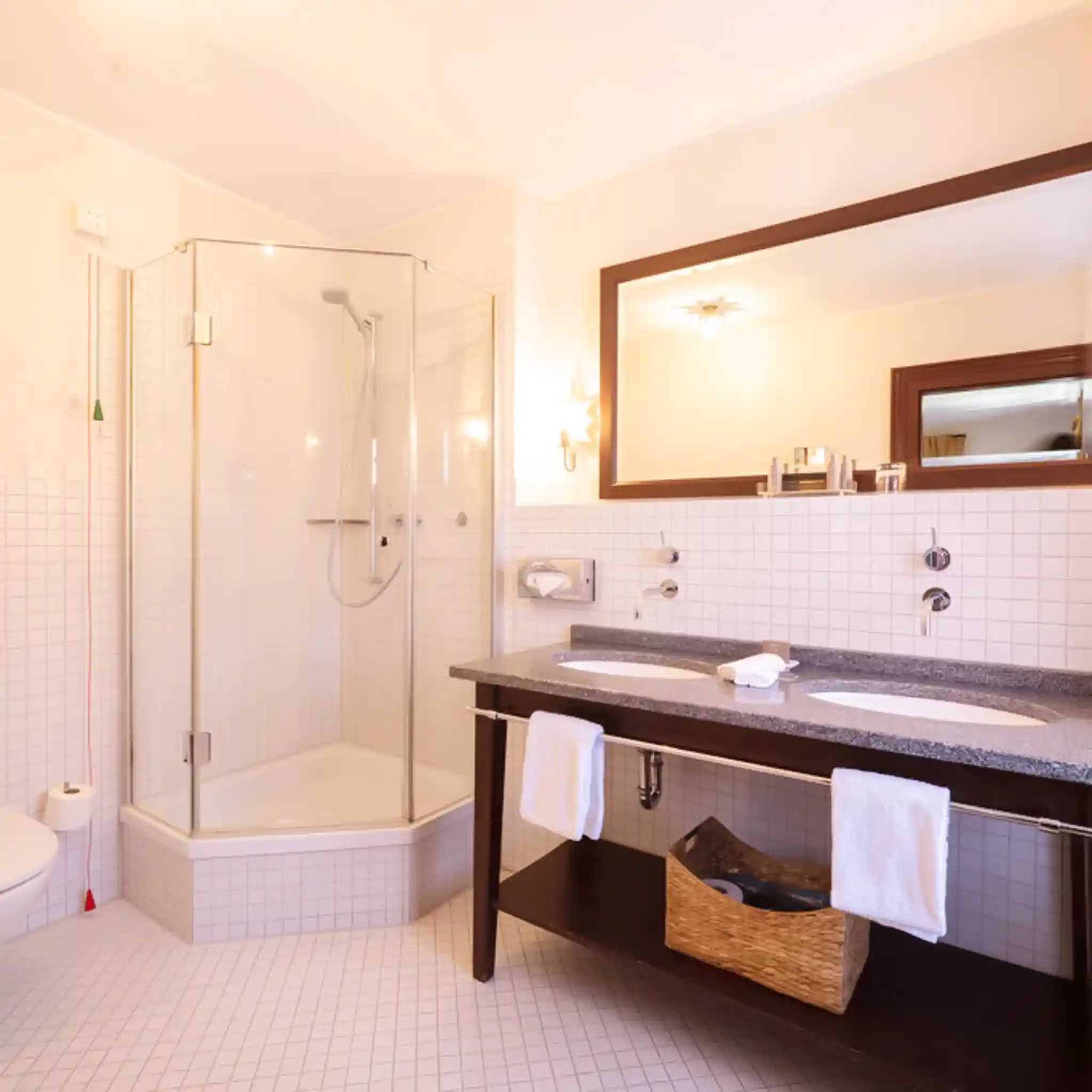 Ein Badezimmer in einem Patientenzimmer auf Burg Wernberg