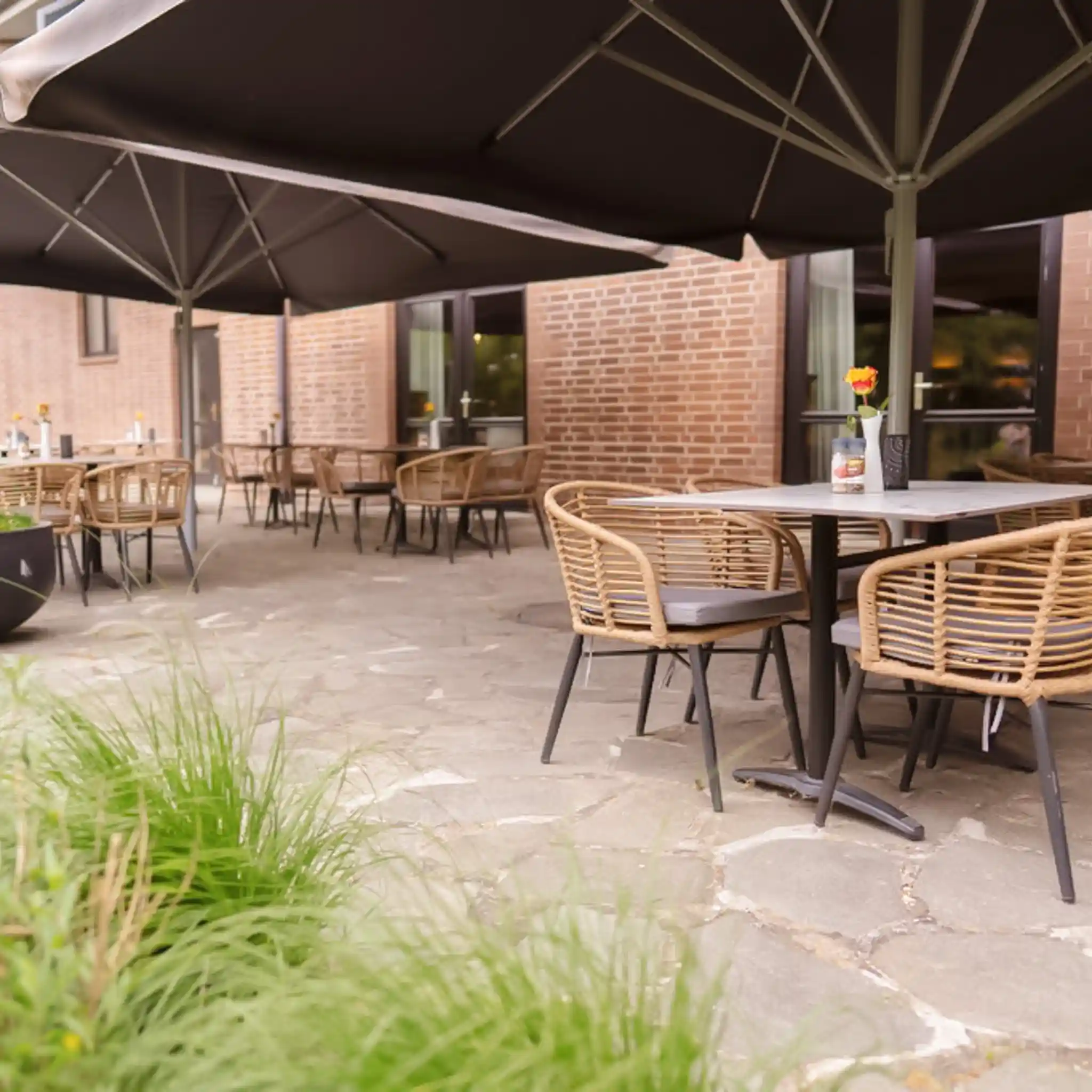 Bestuhlte Terrasse der Vincera Klinik Spreewald