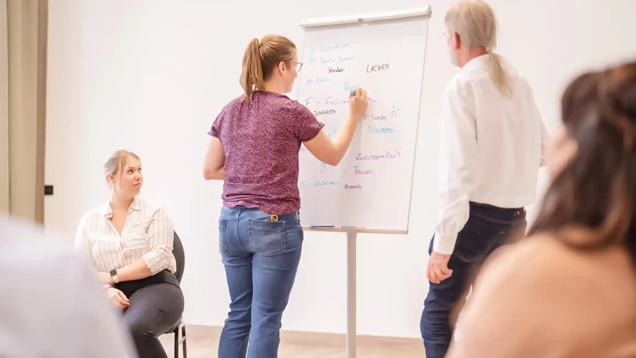 Eine Gruppentherapie, bei der Begriffe auf einem Whiteboard gesammelt werden.