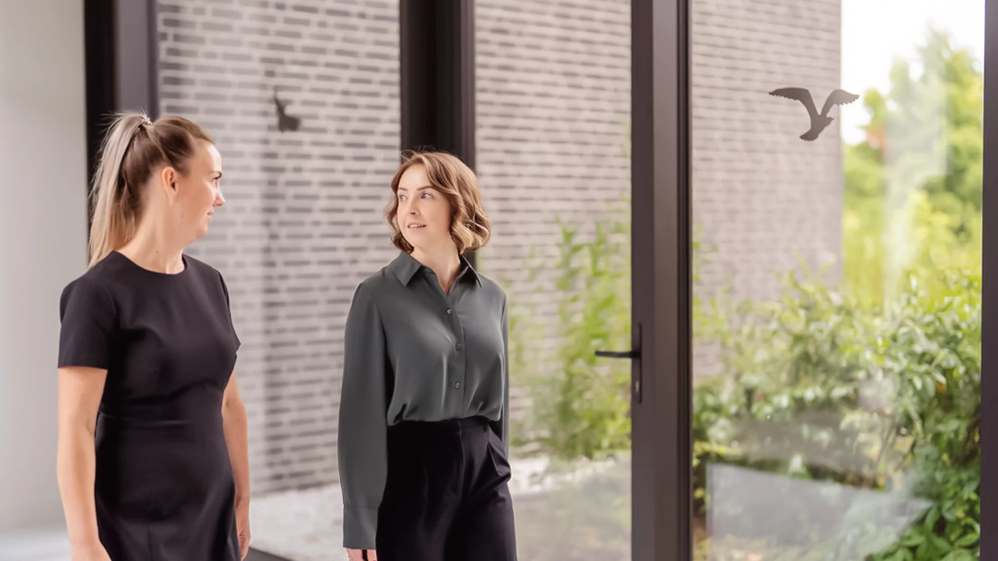 Eine Patientenmanagerin zeigt einer neuen Patientin die Klinik.