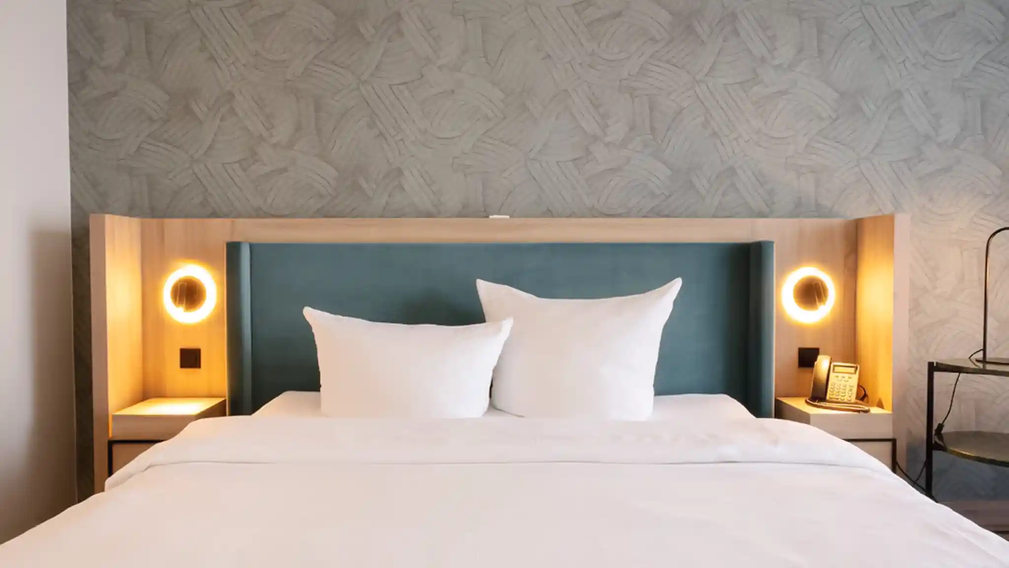 Das Bett in einem Patientenzimmer in der Vincera Klinik Spreewald