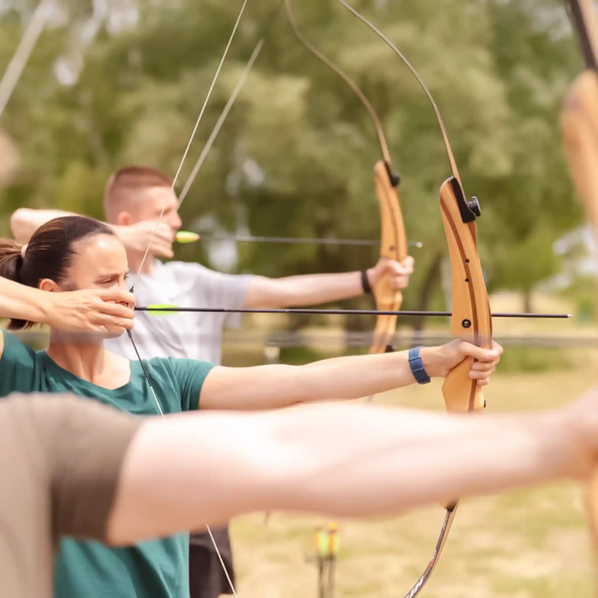 Mehrere Patienten beim Bogenschießen