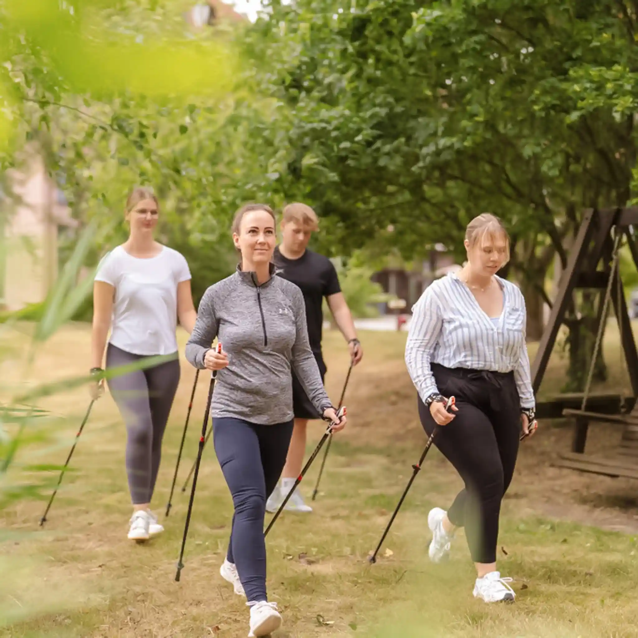 Eine Gruppe Frauen beim Nordic Walking