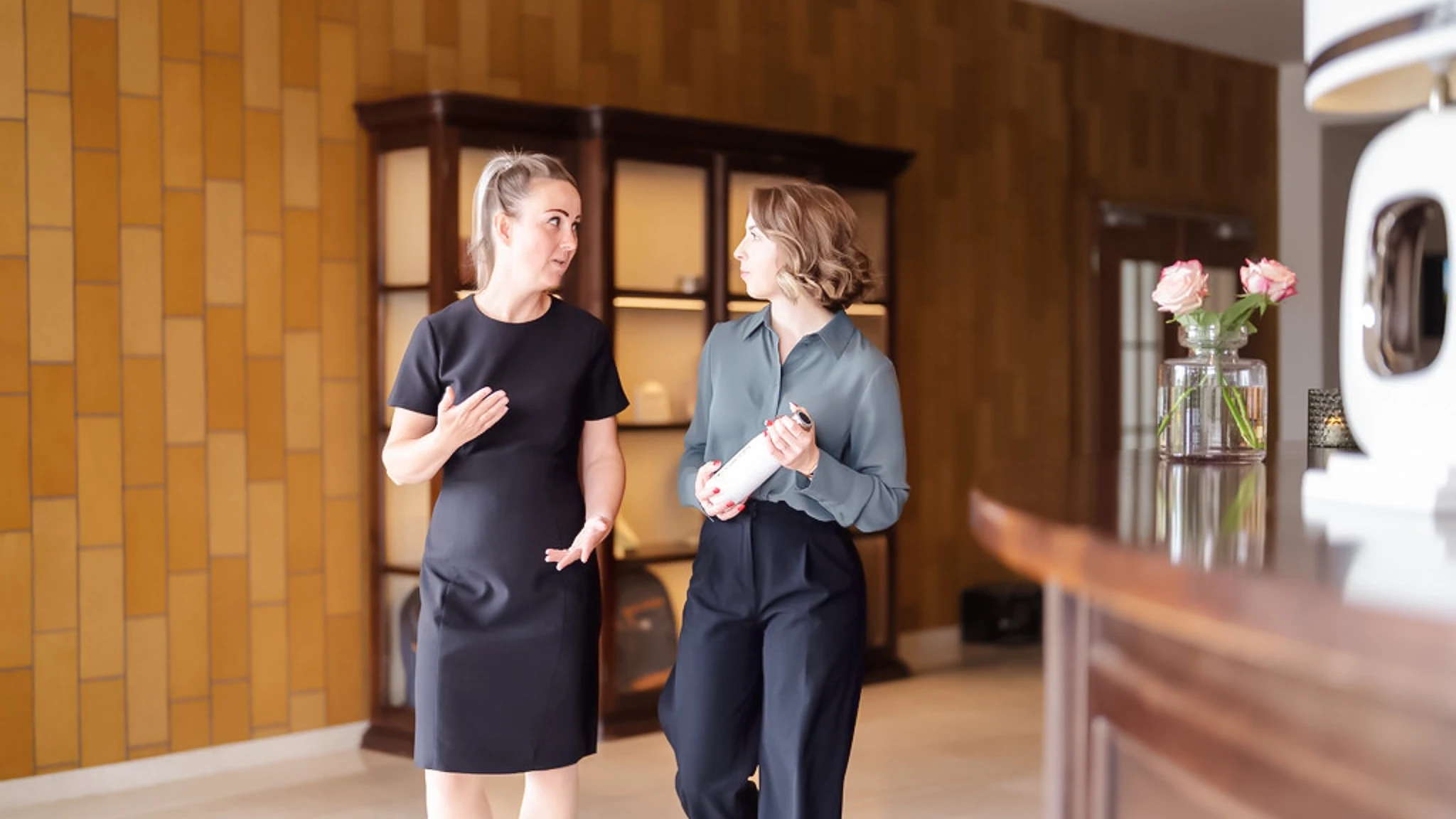 Zwei Frauen laufen zusammen und reden miteinander.