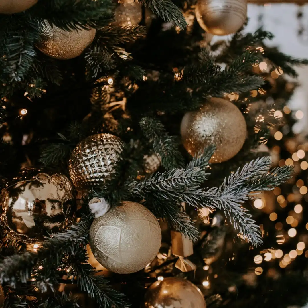 Ein mit goldenen Christbaumkugeln geschmückter Weihnachtsbaum