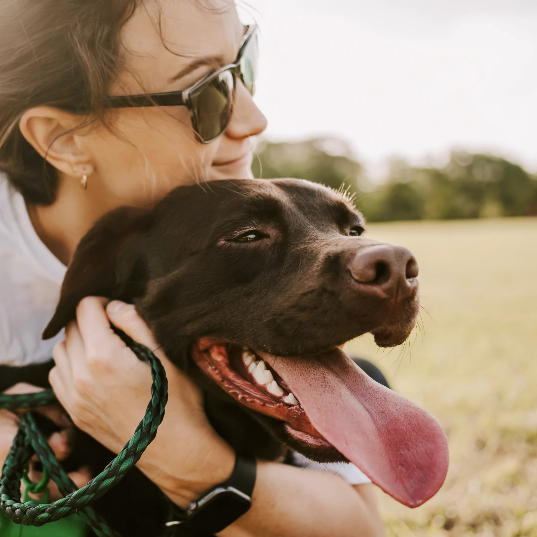 Eine Patientin umarmt ihren Hund