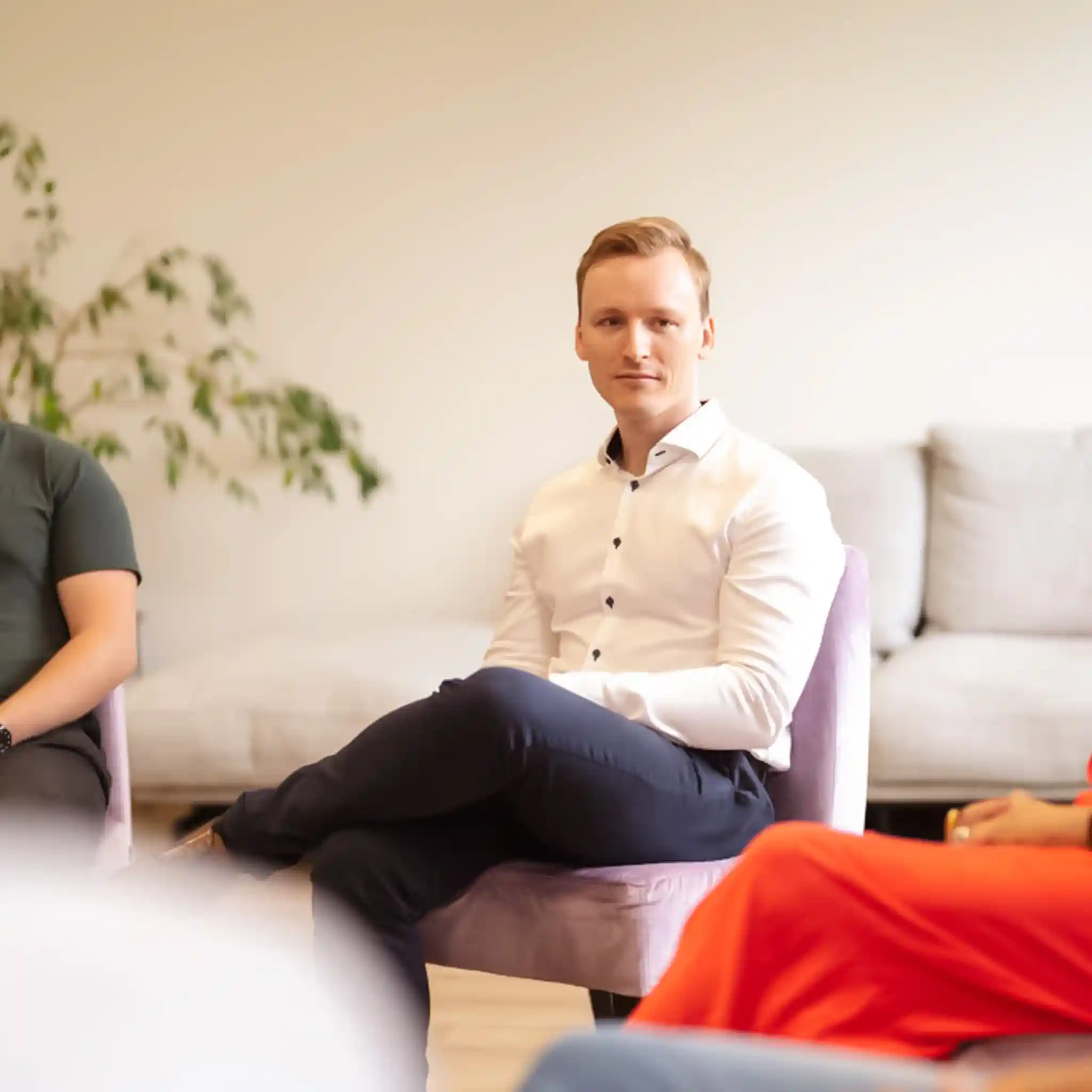 Ein Patient bei einer Gruppentherapie