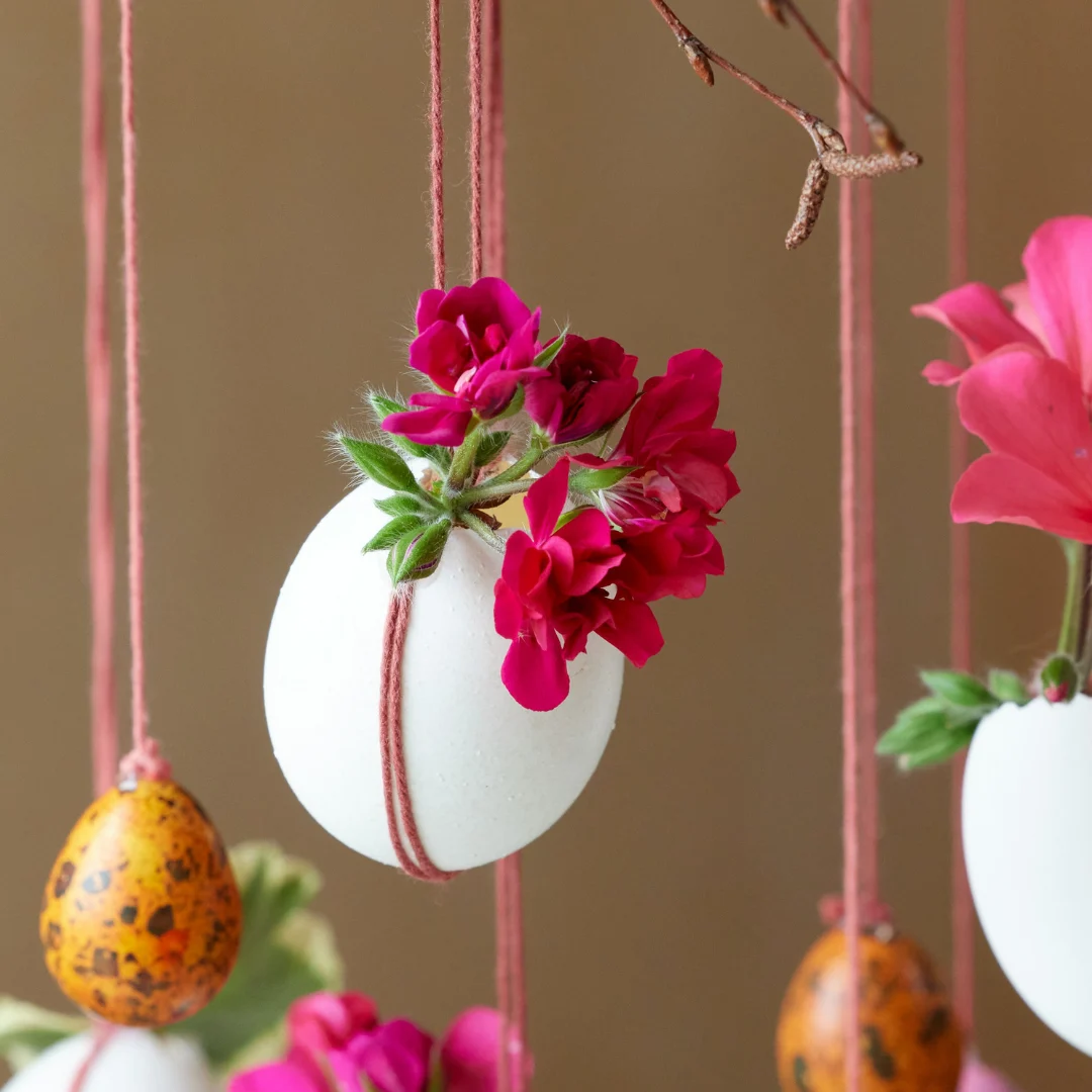 Ein Osterei hängt an einer Schnur