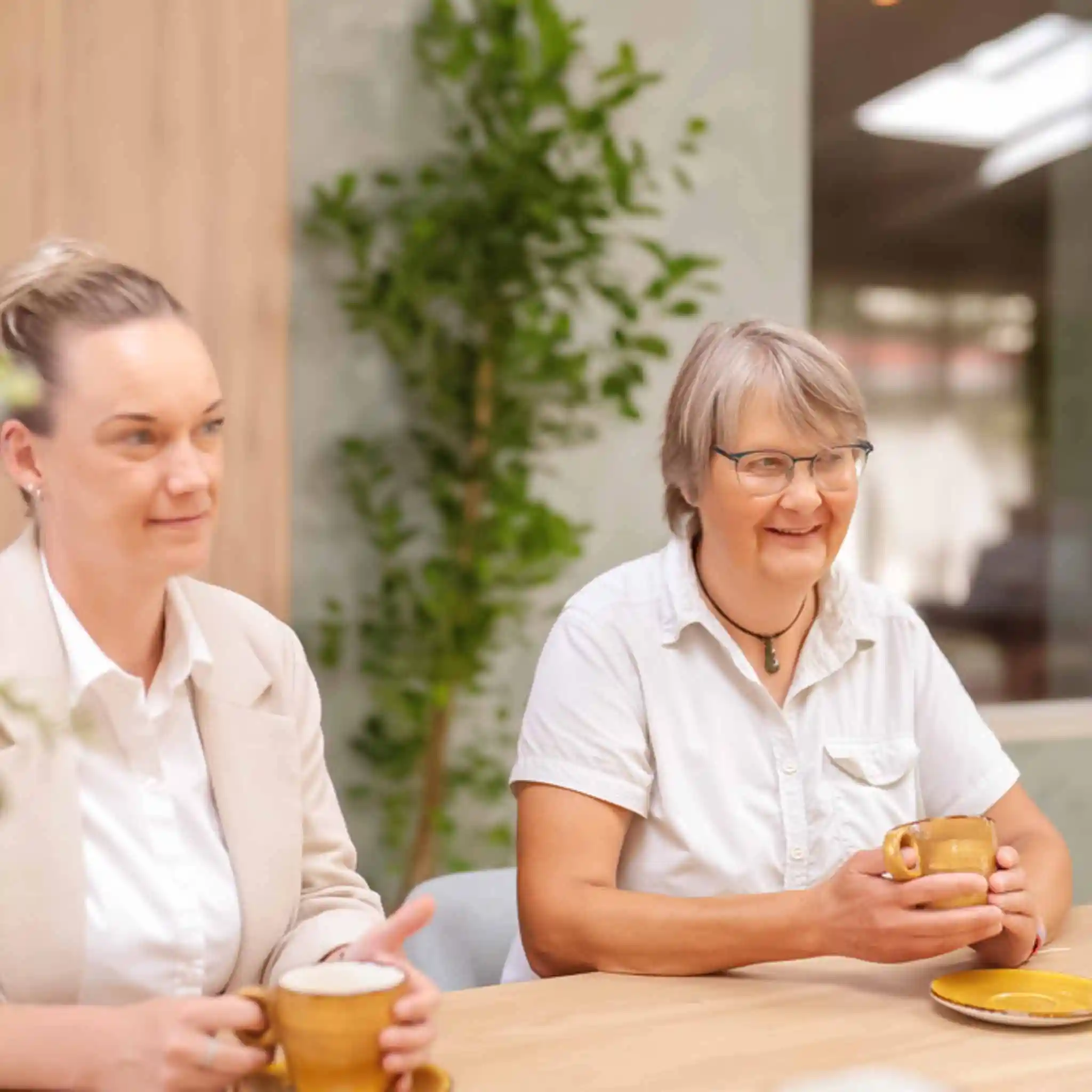 Zwei Therapeutinnen trinken gemeinsam einen Kaffee
