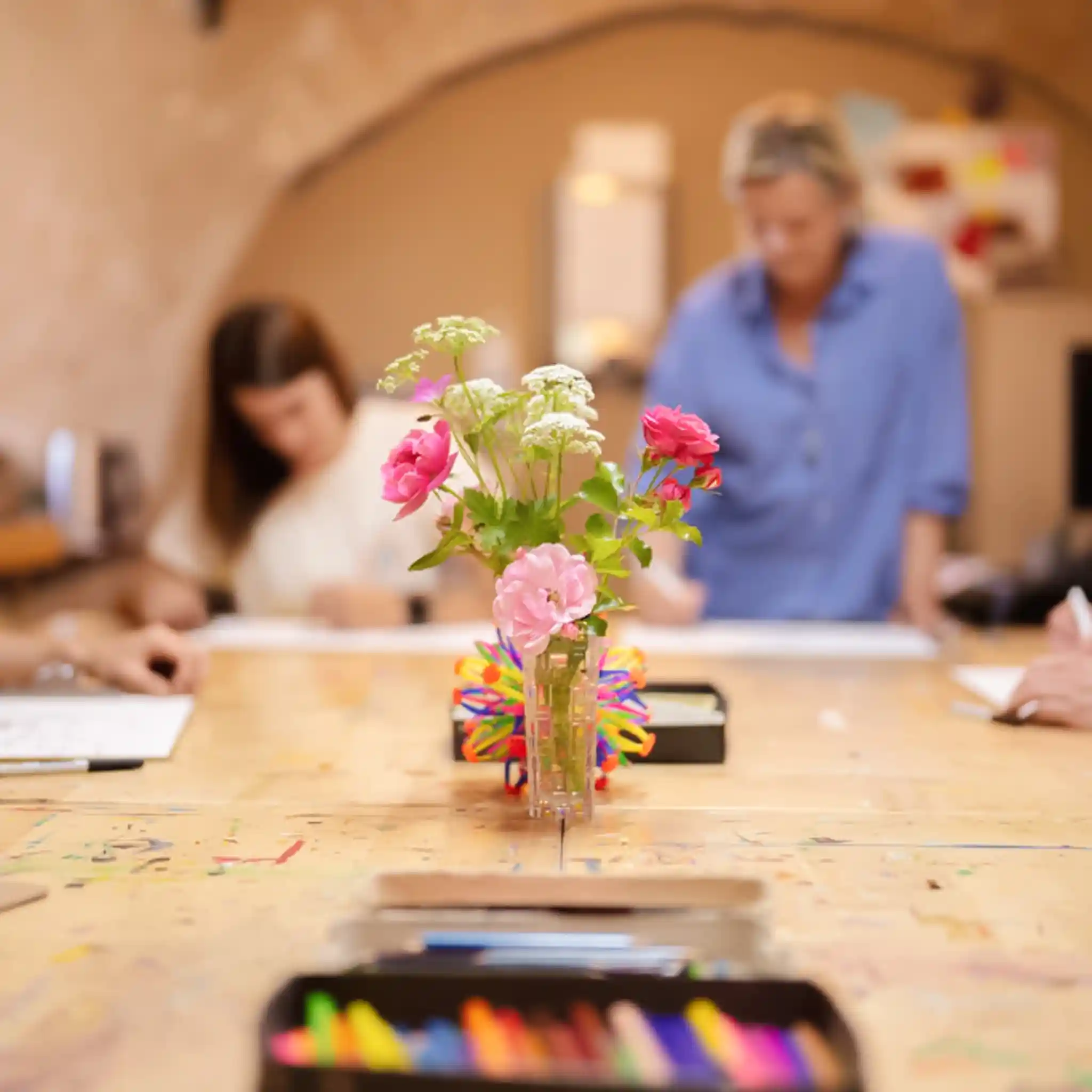 Kunsttherapiesession mit mehreren Patienten