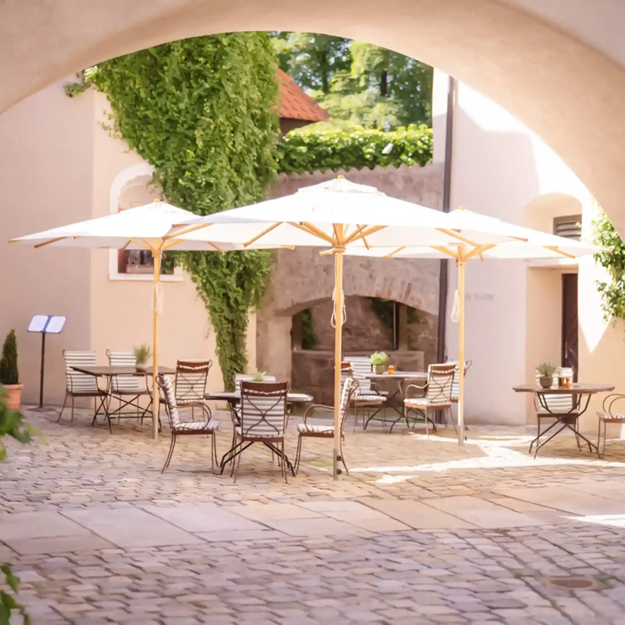 Bestuhlter Innenhof der Vincera Privatklinik Burg Wernberg