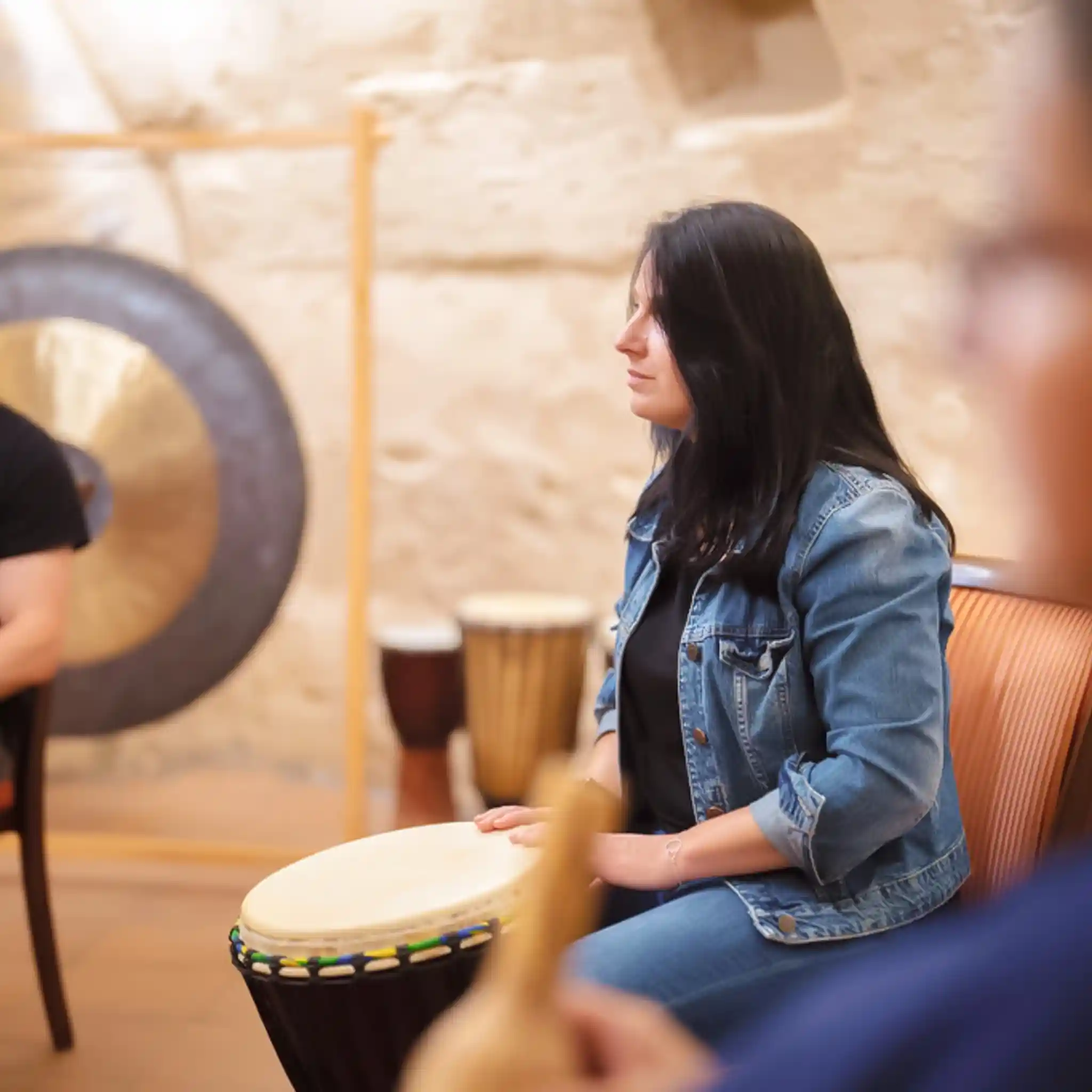 Eine Patientin spielt Trommel bei der Musiktherapie