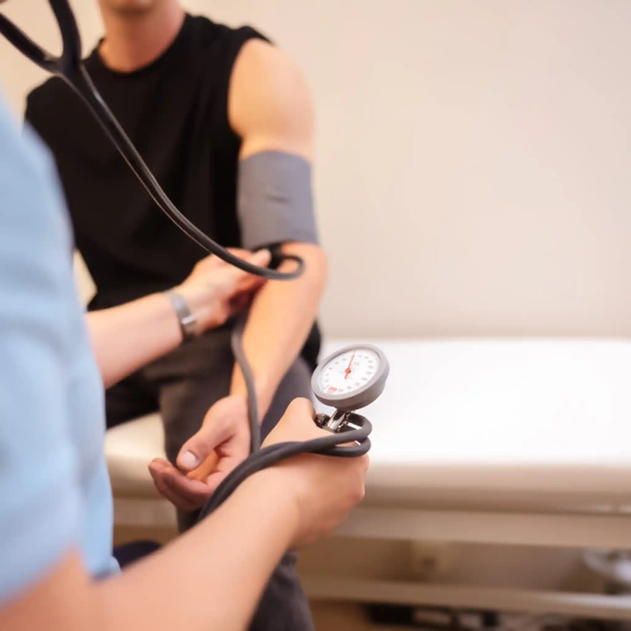 Einer Patientin wird der Blutdruck gemessen mit einem Blutdruckmessgerät.
