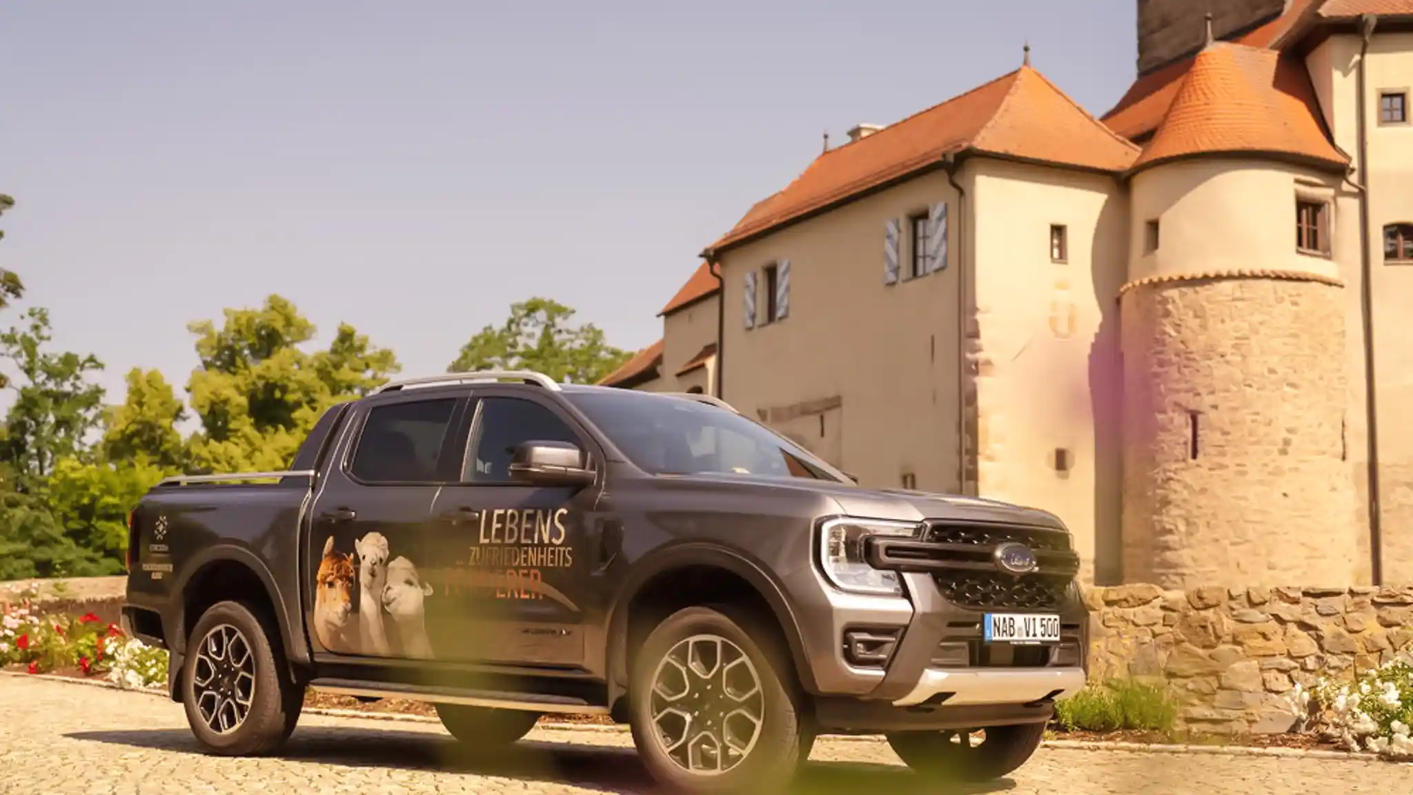 Ein Geländewagen parkt vor der Vincera Klinik Burg Wernberg.