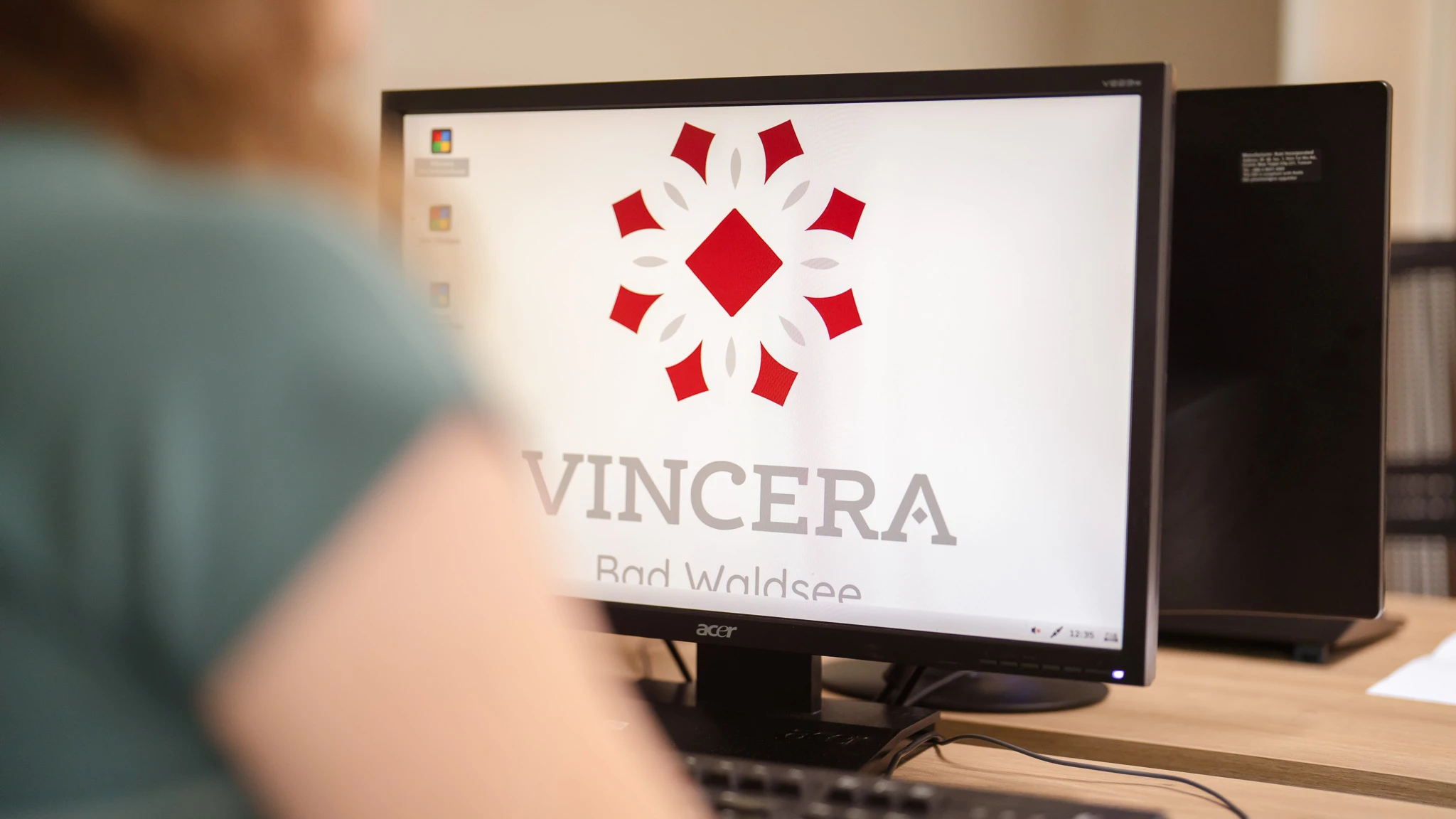 Computerbildschirm, der das Logo der Vincera Klinik Bad Waldsee zeigt.