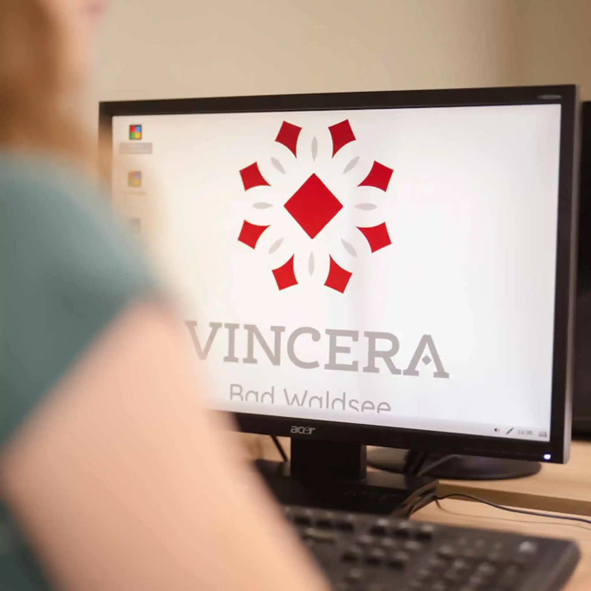 Computerbildschirm, der das Logo der Vincera Klinik Bad Waldsee zeigt.